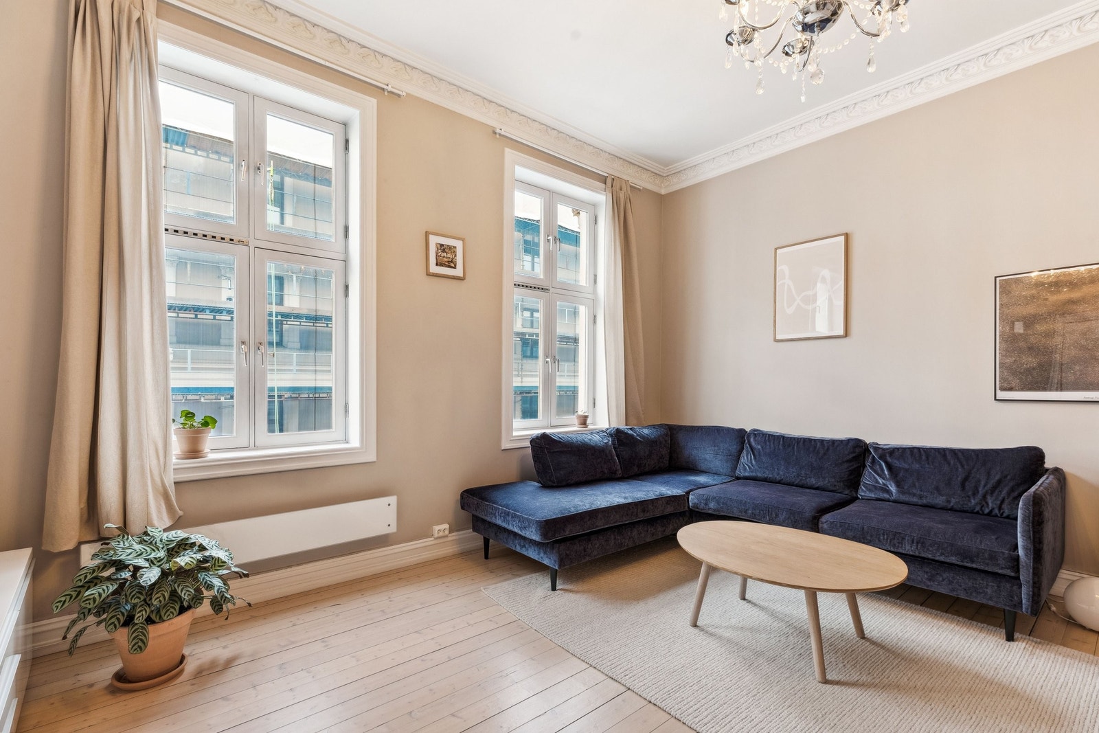 Klassisk rosett og stukkatur i tak. Takhøyde på opptil 3,08 m. Galleribilde