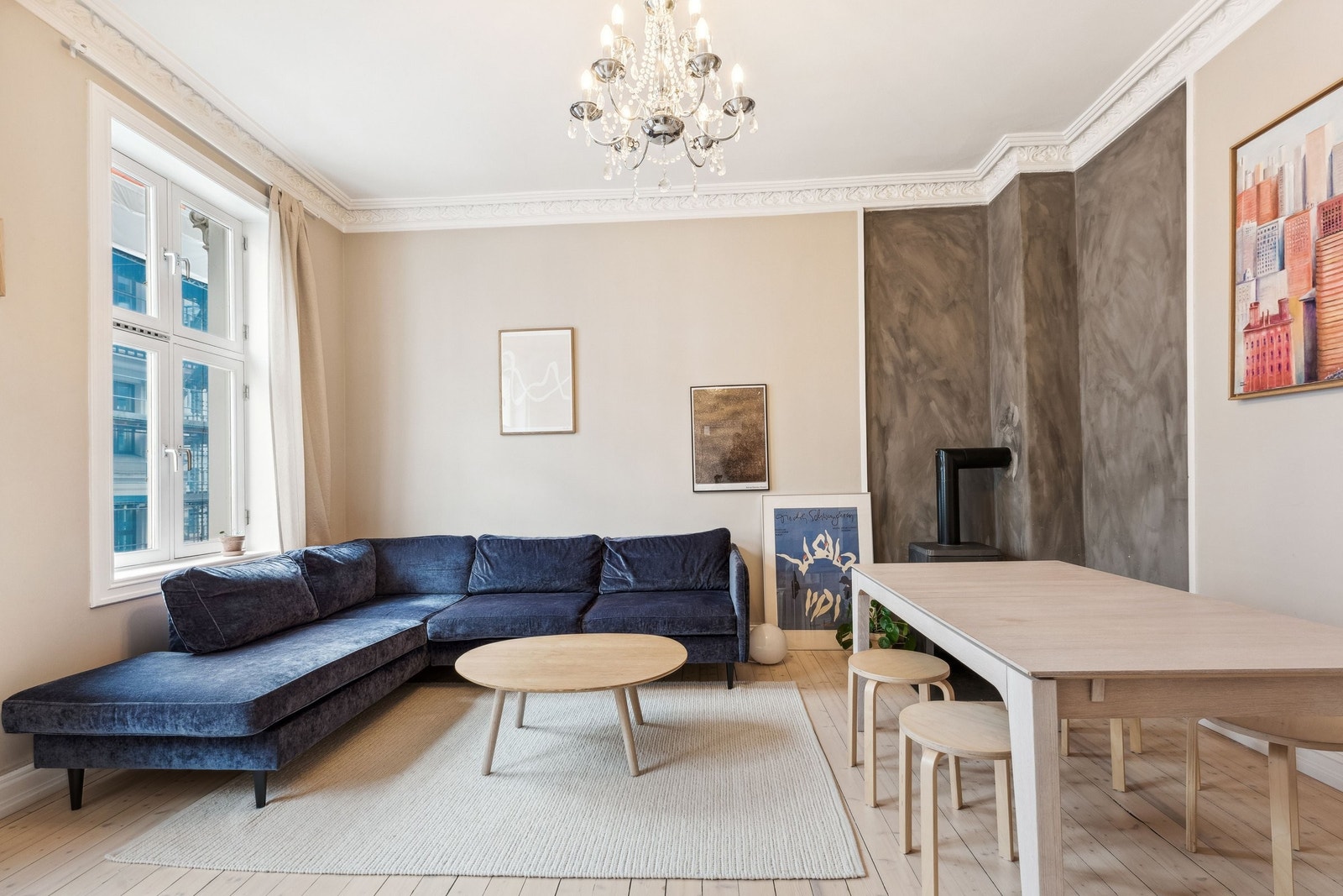 Lys og romslig stue med klassiske detaljer. Galleribilde