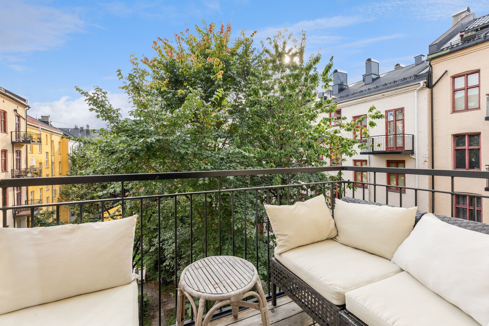 Balkongen vender mot rolig bakgård. Galleribilde