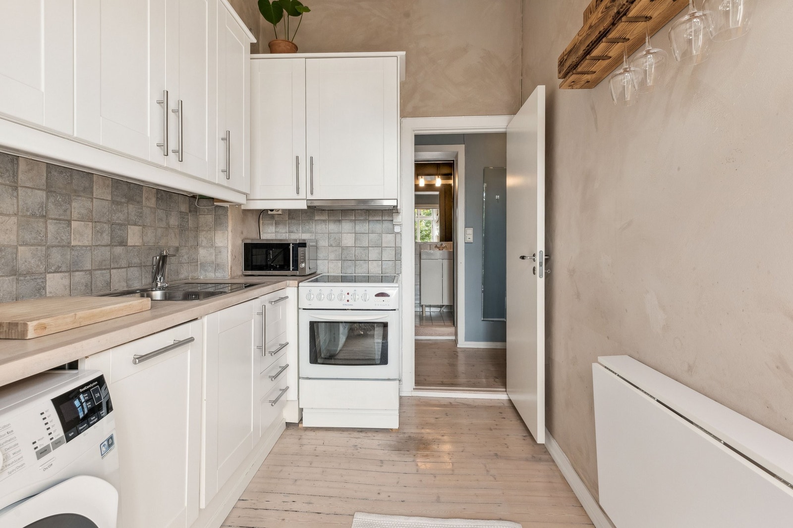 Kjøkkenet har integrert oppvaskmaskin, opplegg for vaskemaskin og frittstående kjøleskap. Galleribilde