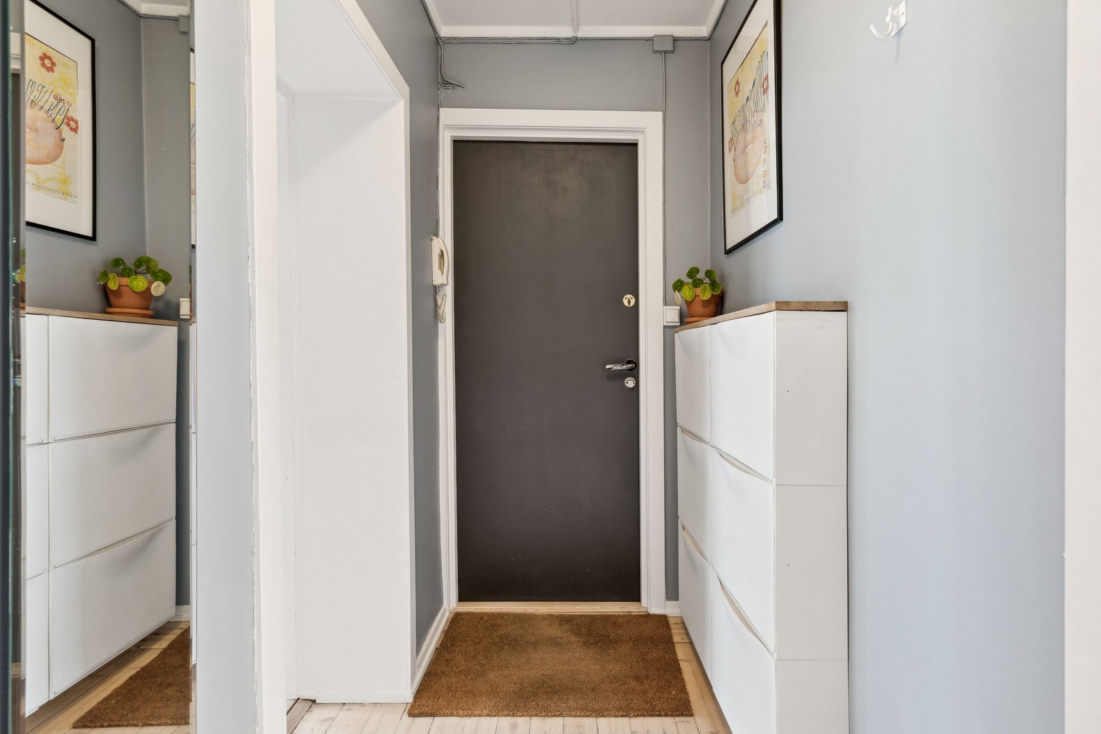 Inngangsparti med plass til skoskap og oppheng til yttertøy. Galleribilde