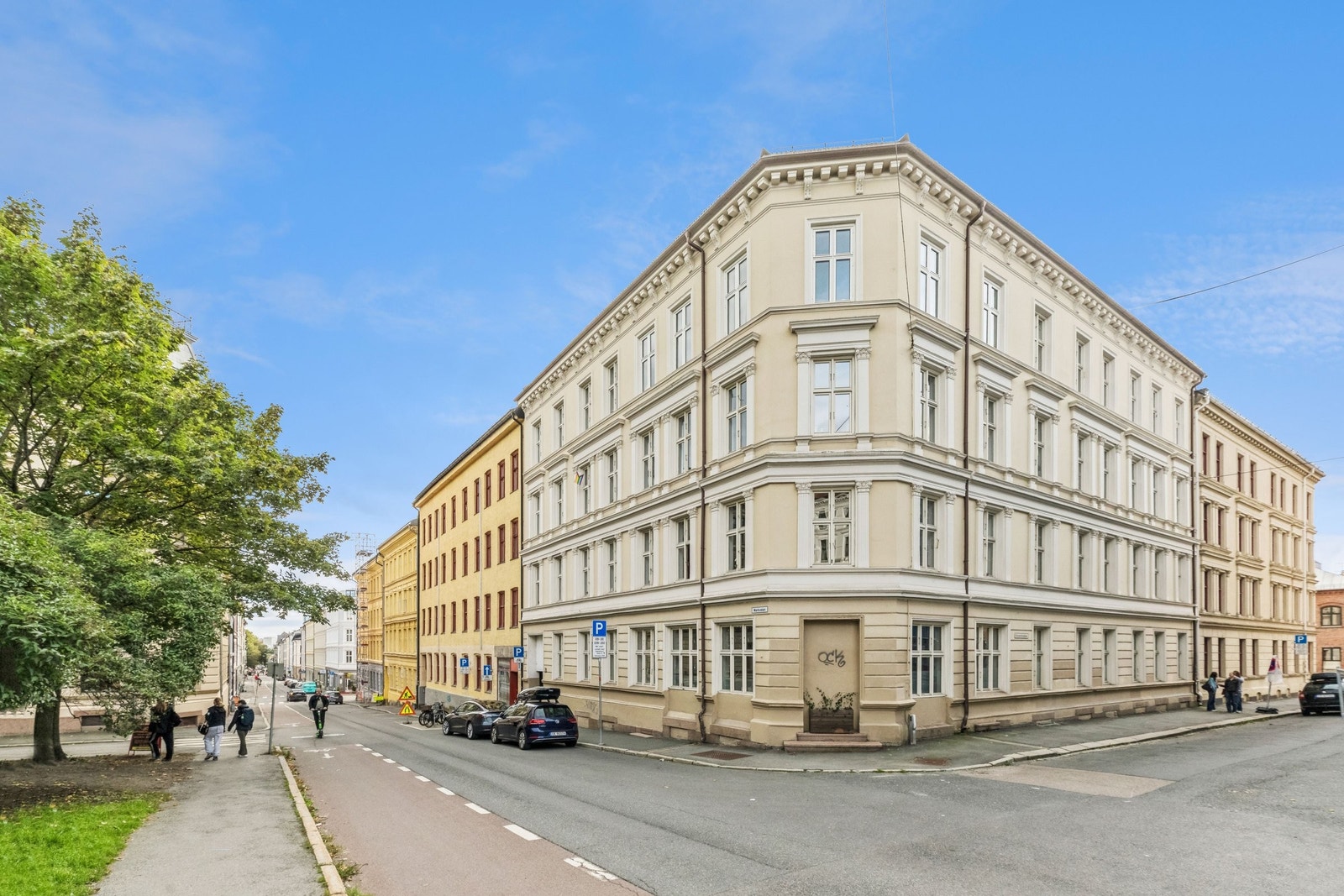 Klassisk fasade fra 1894 midt på Løkka. Galleribilde