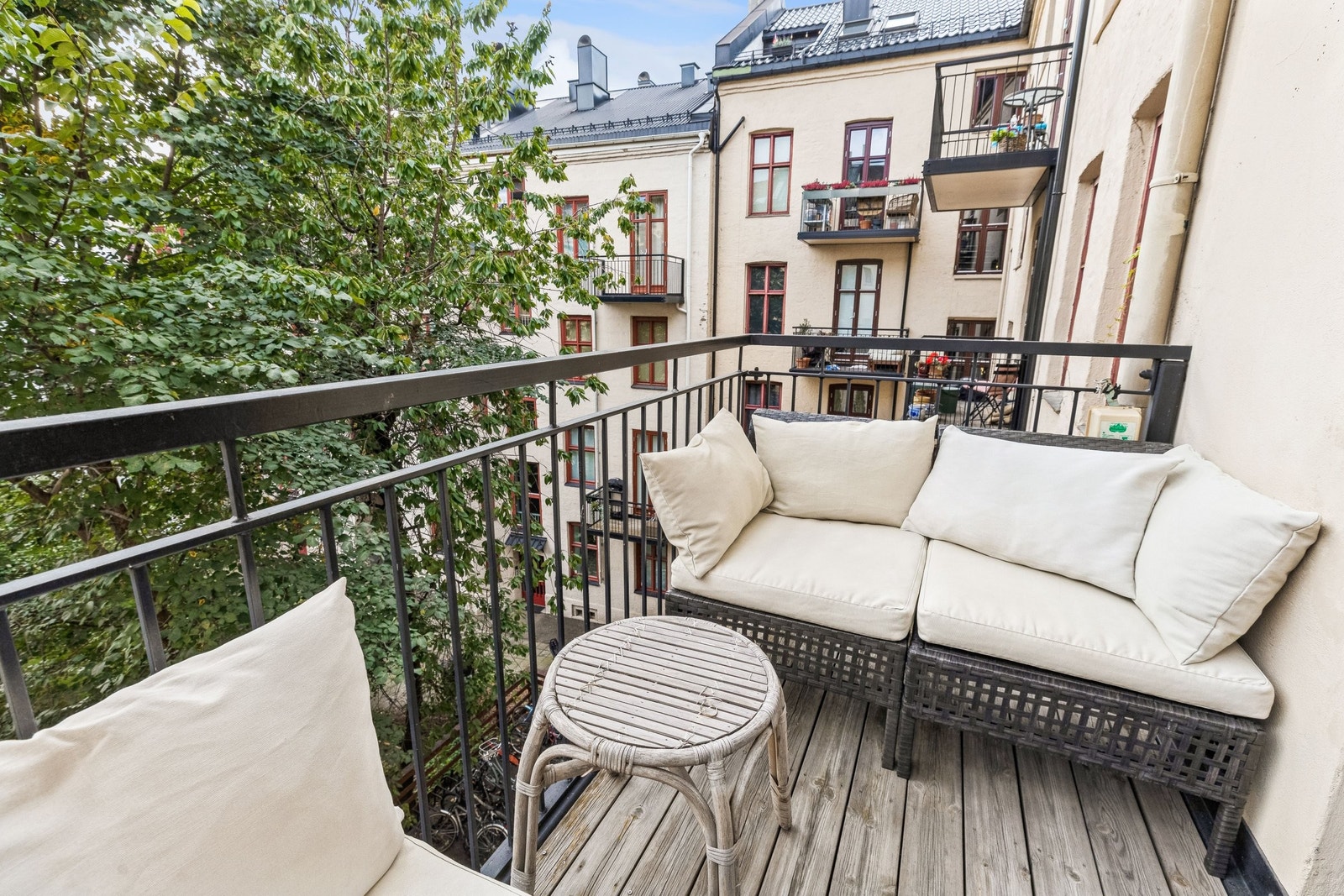 På balkongen kan man nyte solen fra tidlig om morgenen frem til ca. 17/18. Galleribilde