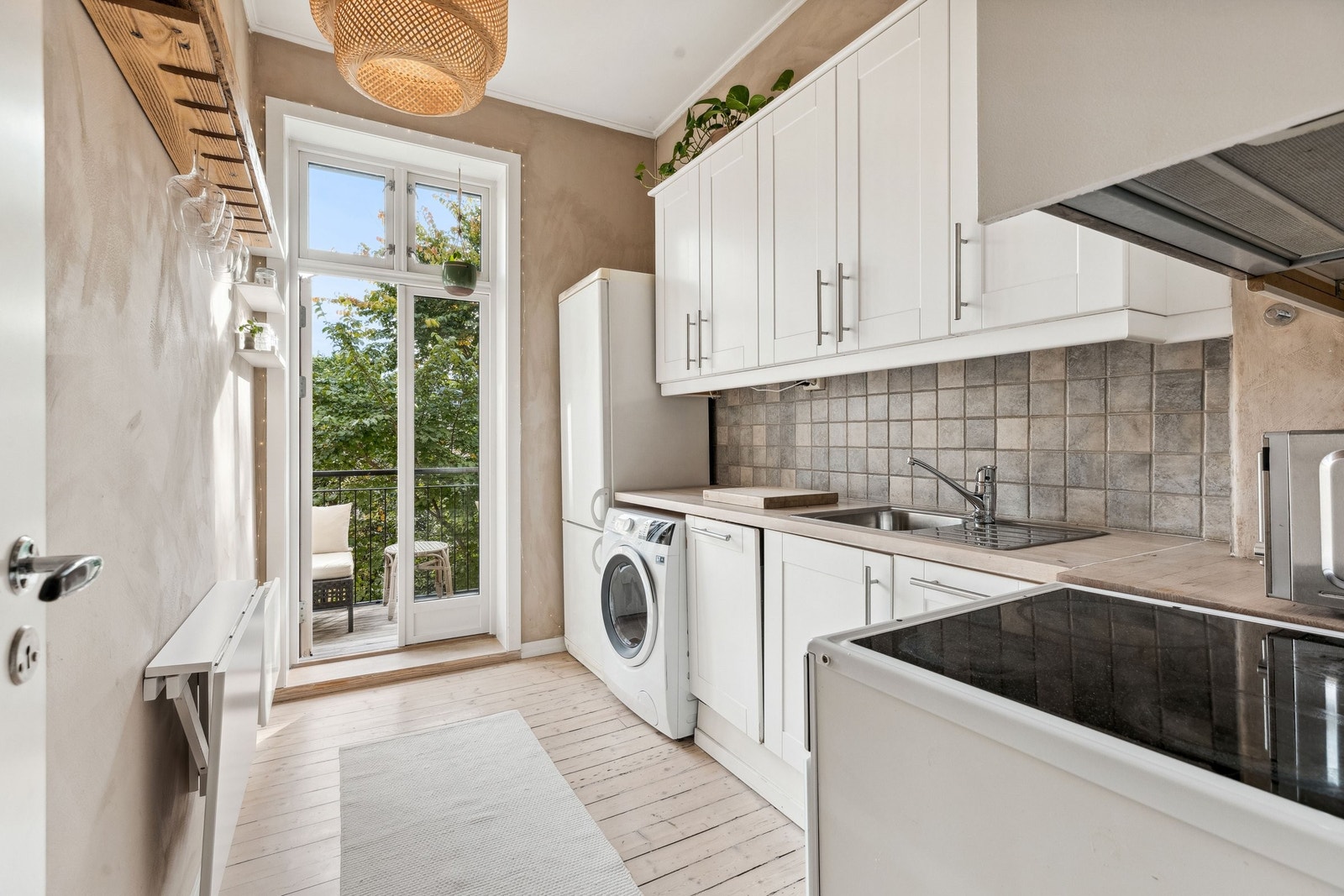 Separert kjøkken med utgang til balkongen. God skap- og benkeplass, samt plass til lite spisebord. Galleribilde