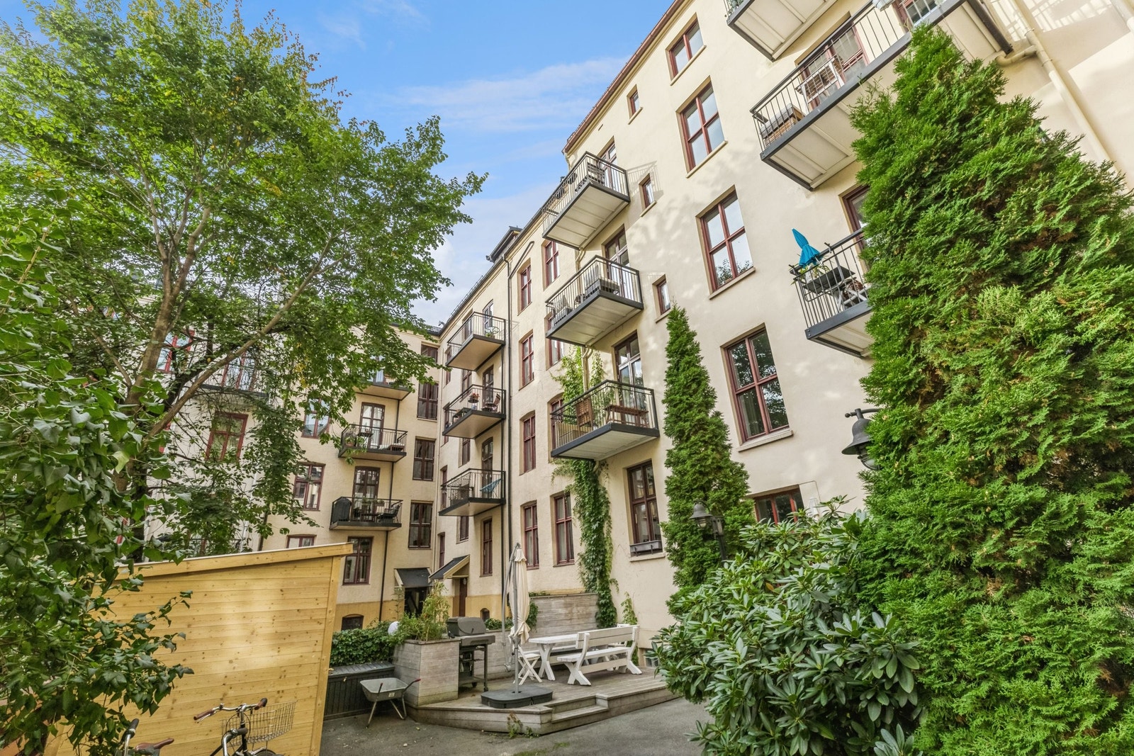 Frodig bakgård, med mulighet for grilling. Borettslaget er veldrevet med god økonomistyring og vedlikeholdshistorikk. Galleribilde