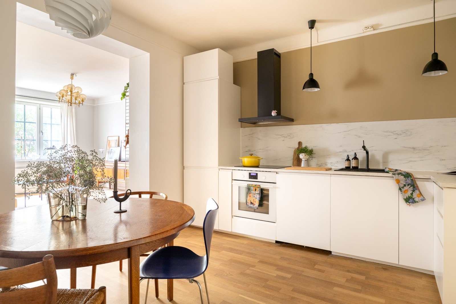 Innbydende 4-roms selveierleilighet med flotte detaljer, praktisk planløsning og gjennomgående god standard. Galleribilde