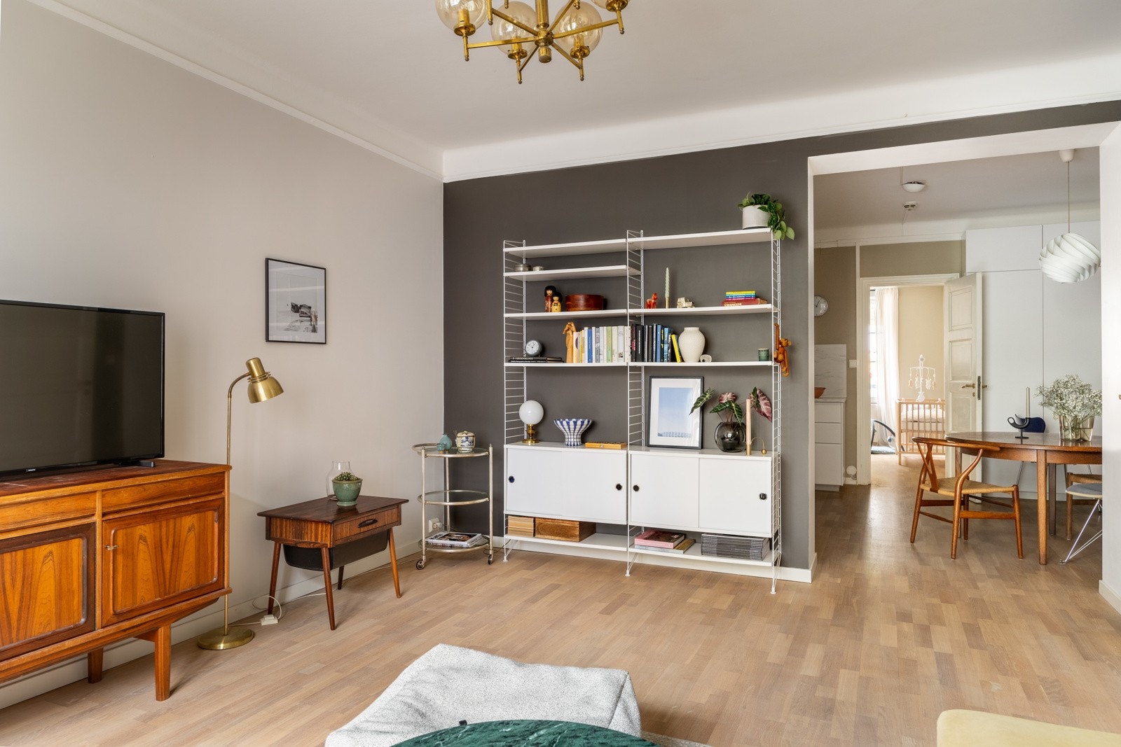 Stor og romslig stue med plass til sofaseksjon og andre ønskelige møblementer. Galleribilde