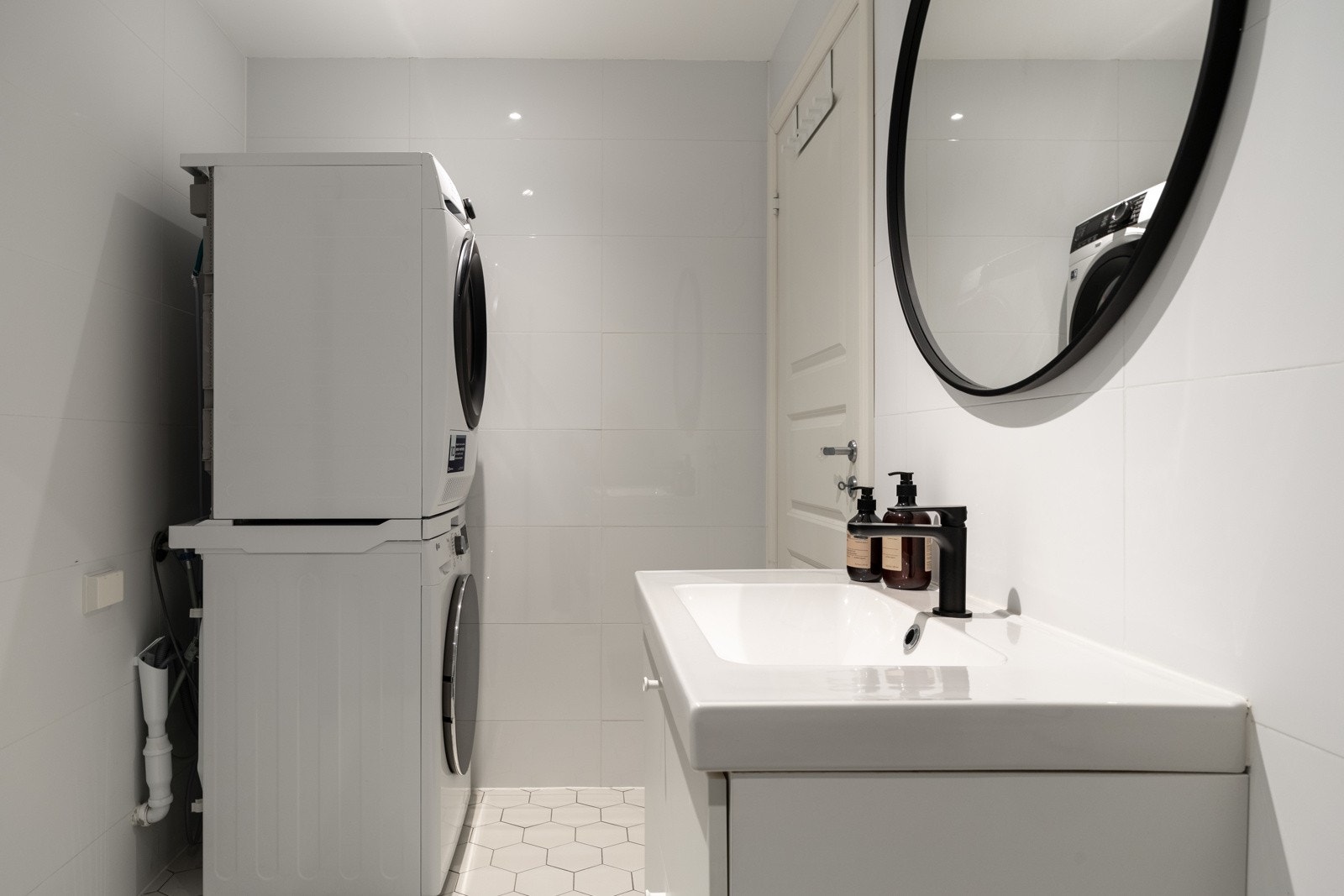 Badet har opplegg for både vaskemaskin og tørketrommel. Galleribilde