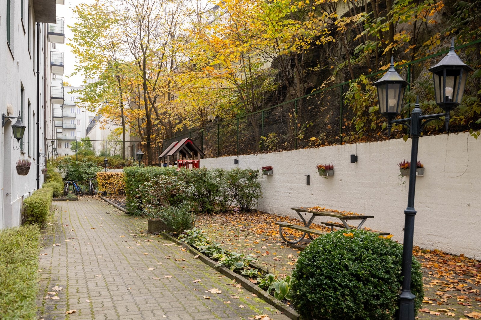 Felles bakgård. Galleribilde