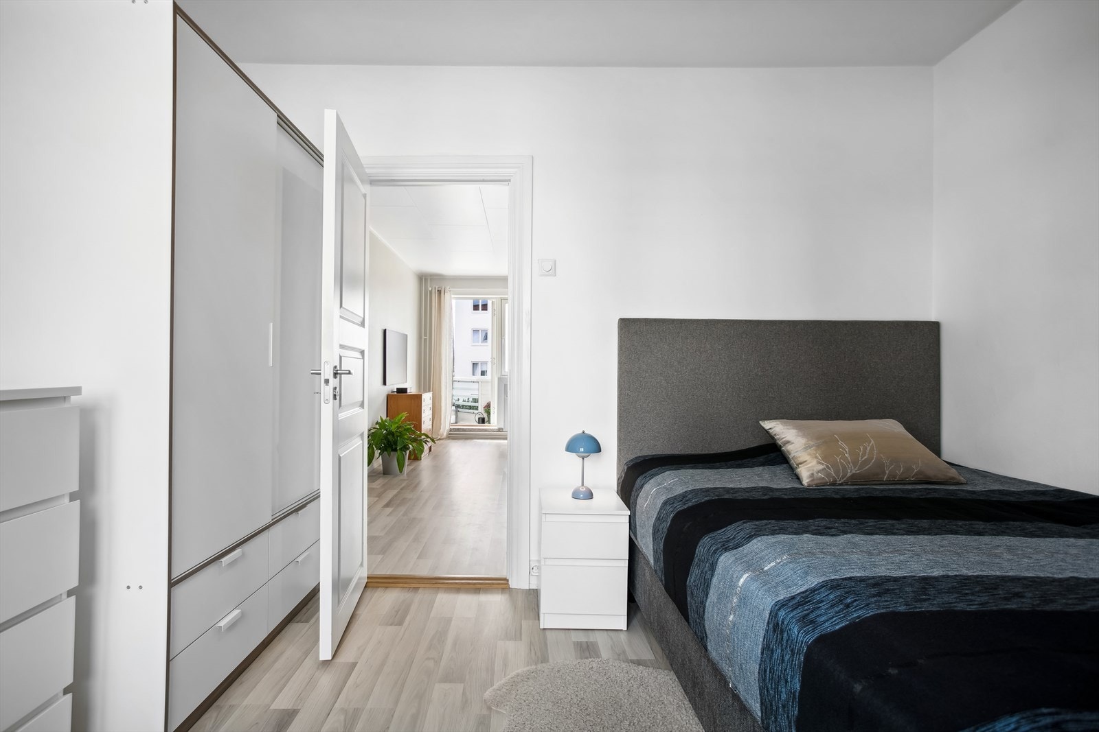 Soverom med god plass til dobbeltseng og tilhørende møblement. Galleribilde