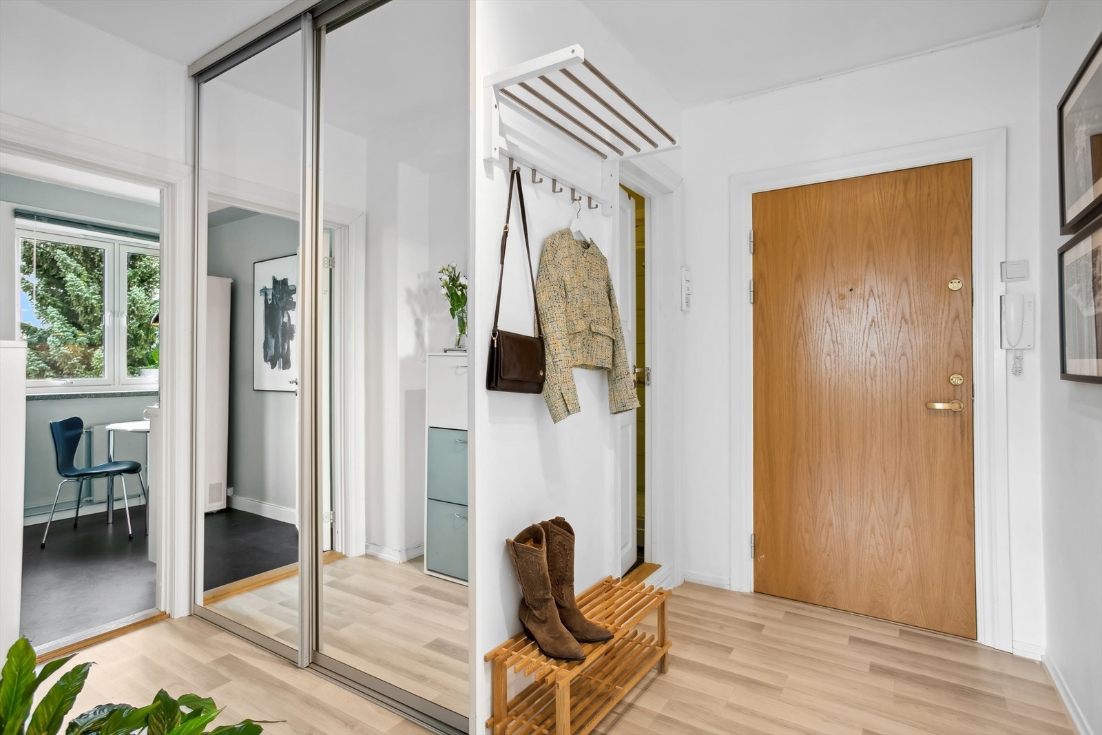 Du ønskes velkommen inn i en lys og romslig entré med ny skyvedørsgarderobe med speilfronter fra 2019. Galleribilde