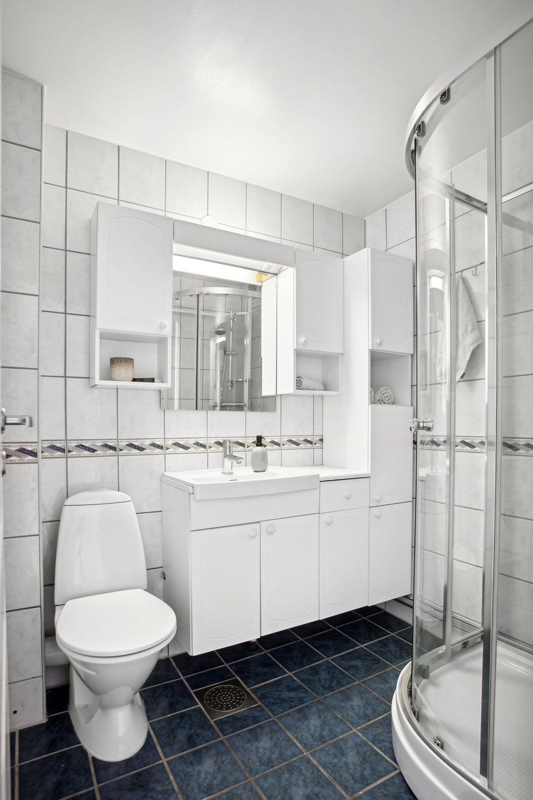 Flislagt baderom med behagelig gulvvarme. Galleribilde