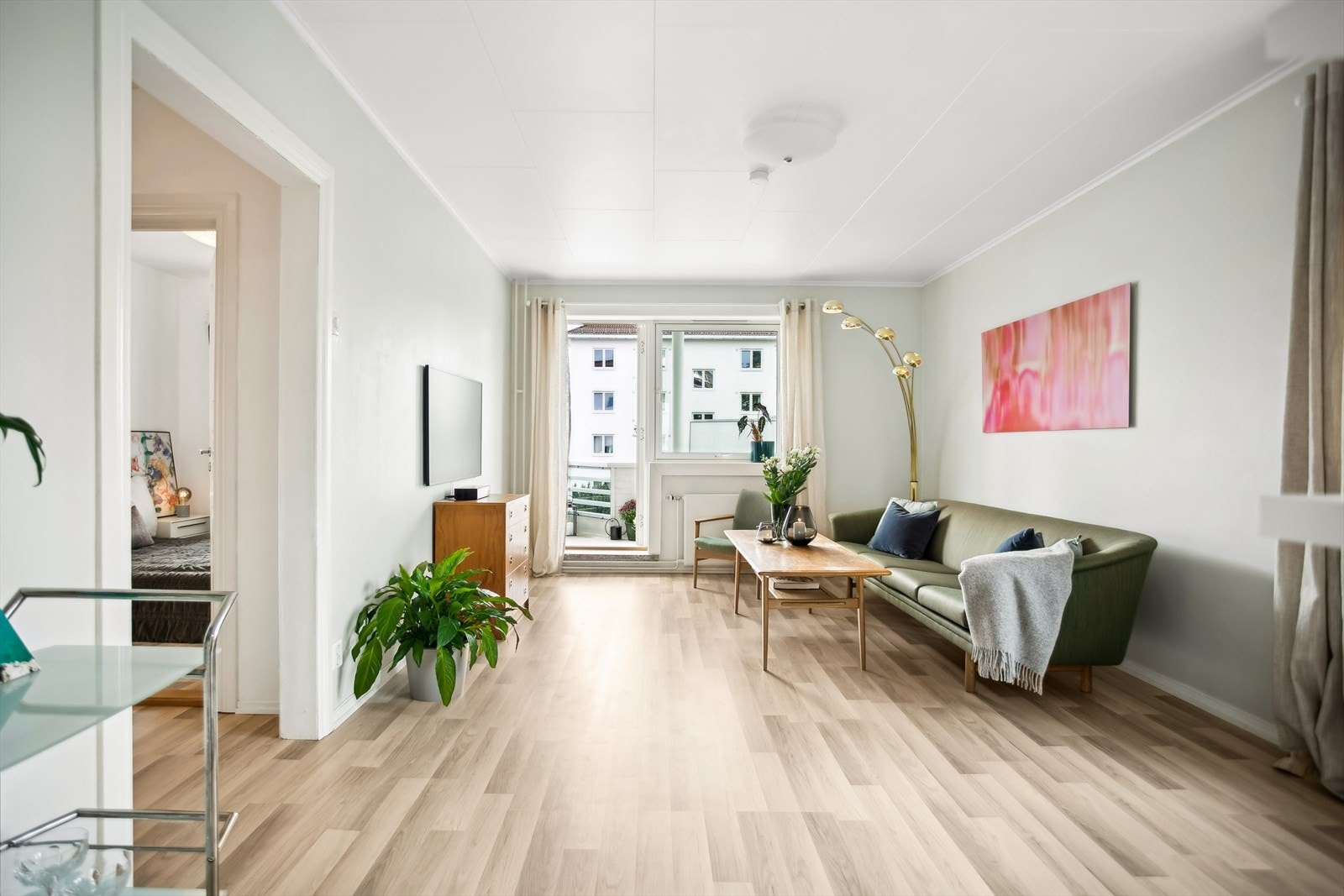 Stuen er meget romslig og kan innredes med både sofagruppe og spisebord. Galleribilde