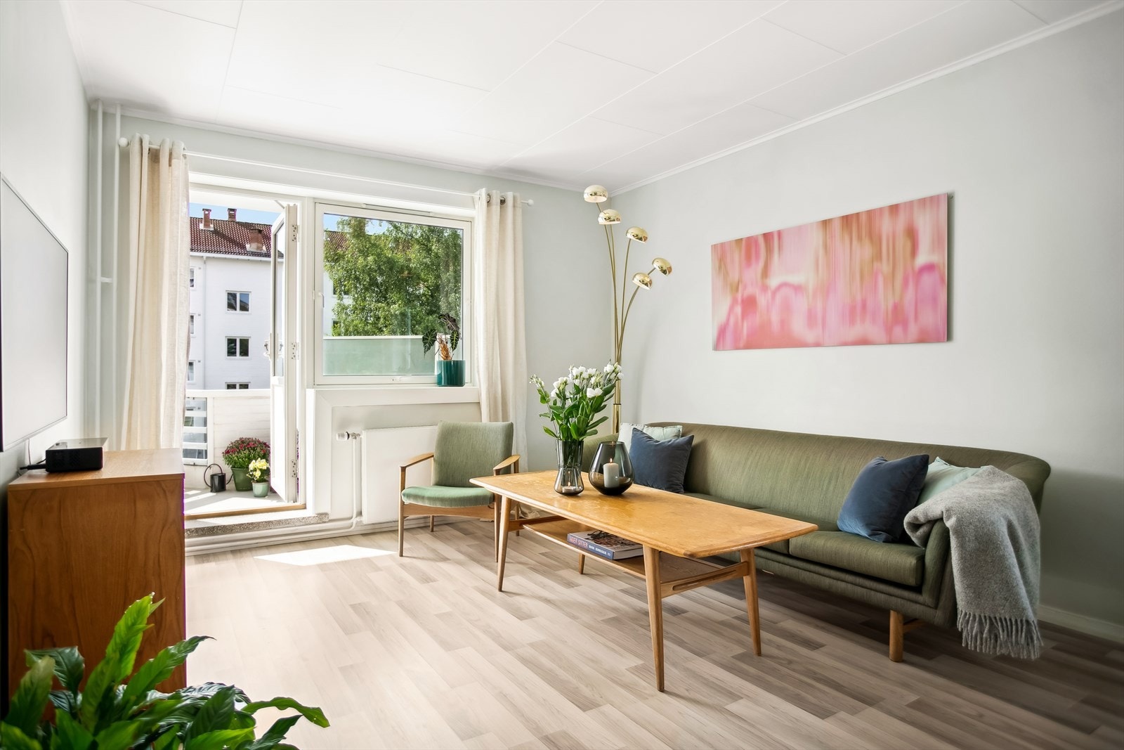 Stuen har en lys og romslig stue og det er utgang til balkong. Galleribilde