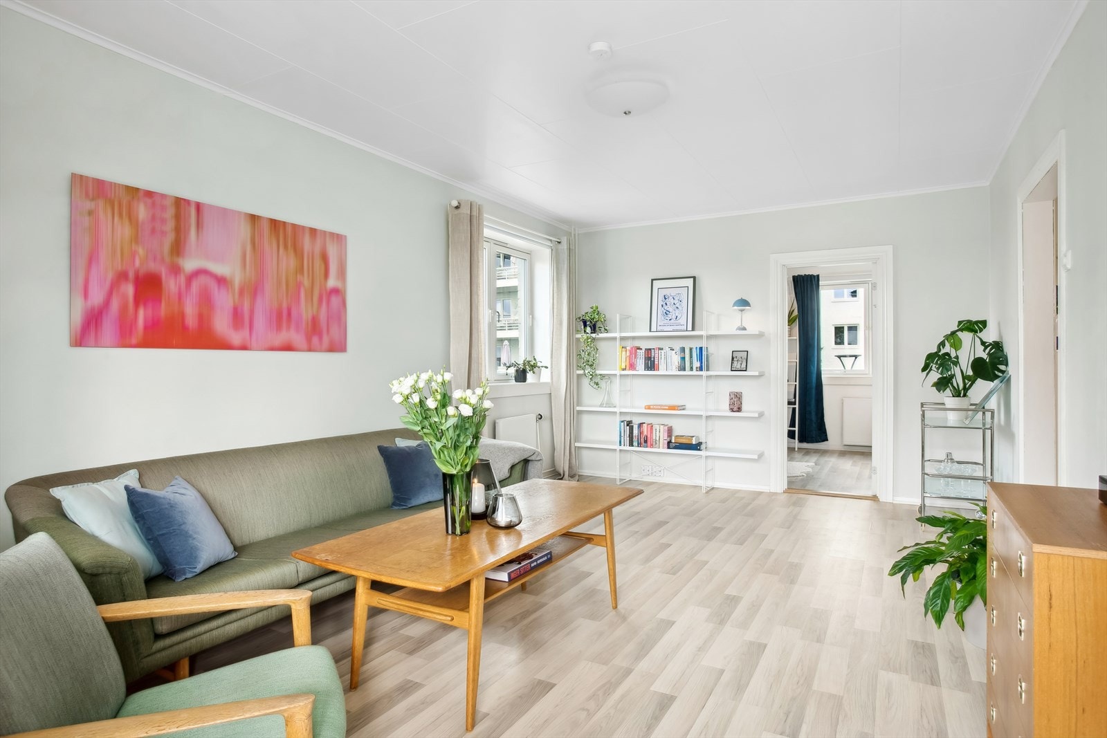 Stuen har lysinnslipp fra tre vinkler noe som gjør at leiligheten oppleves som lys og trivelig. Galleribilde