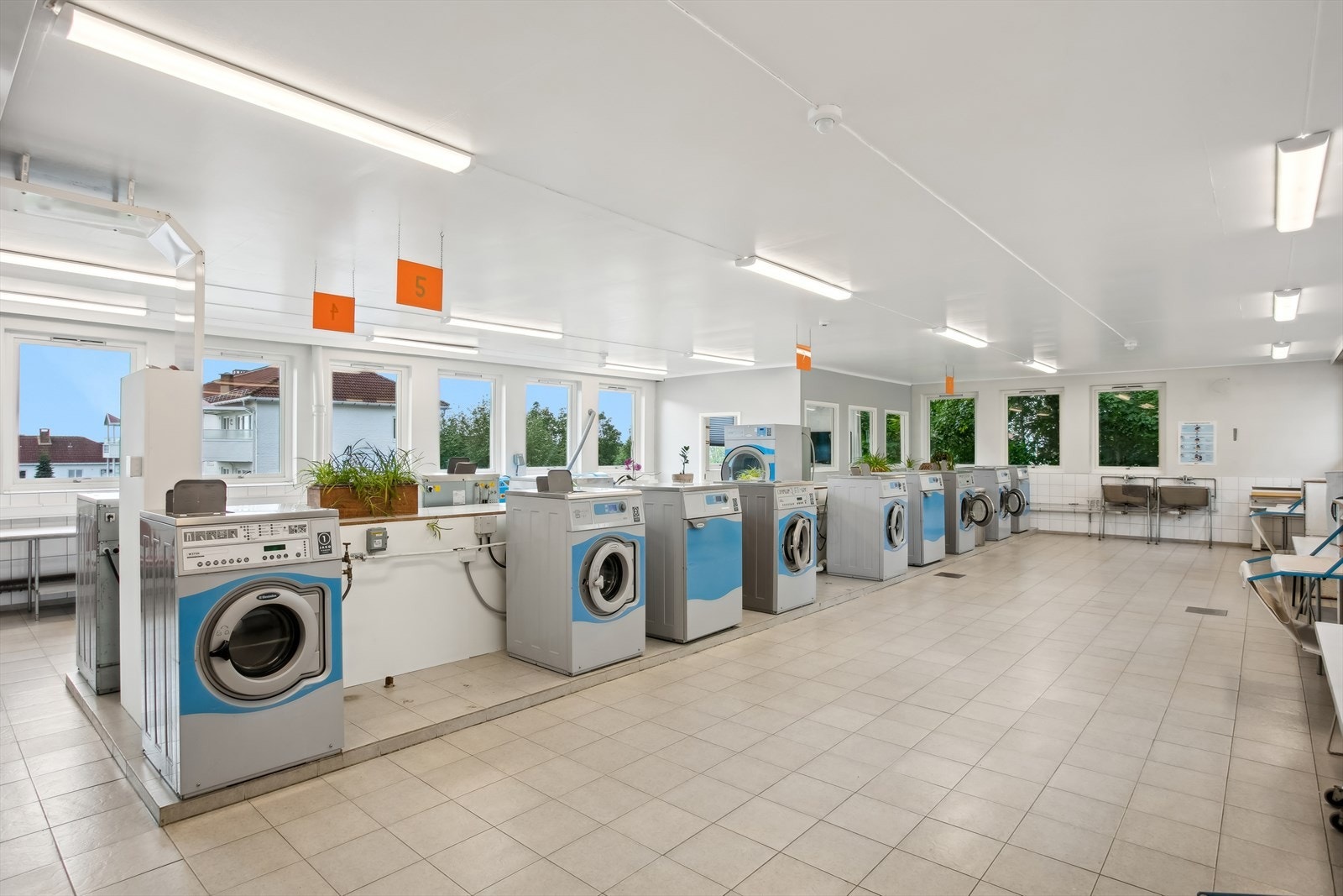 Det er et stort og meget praktisk fellesvaskeri i borettslaget. Galleribilde