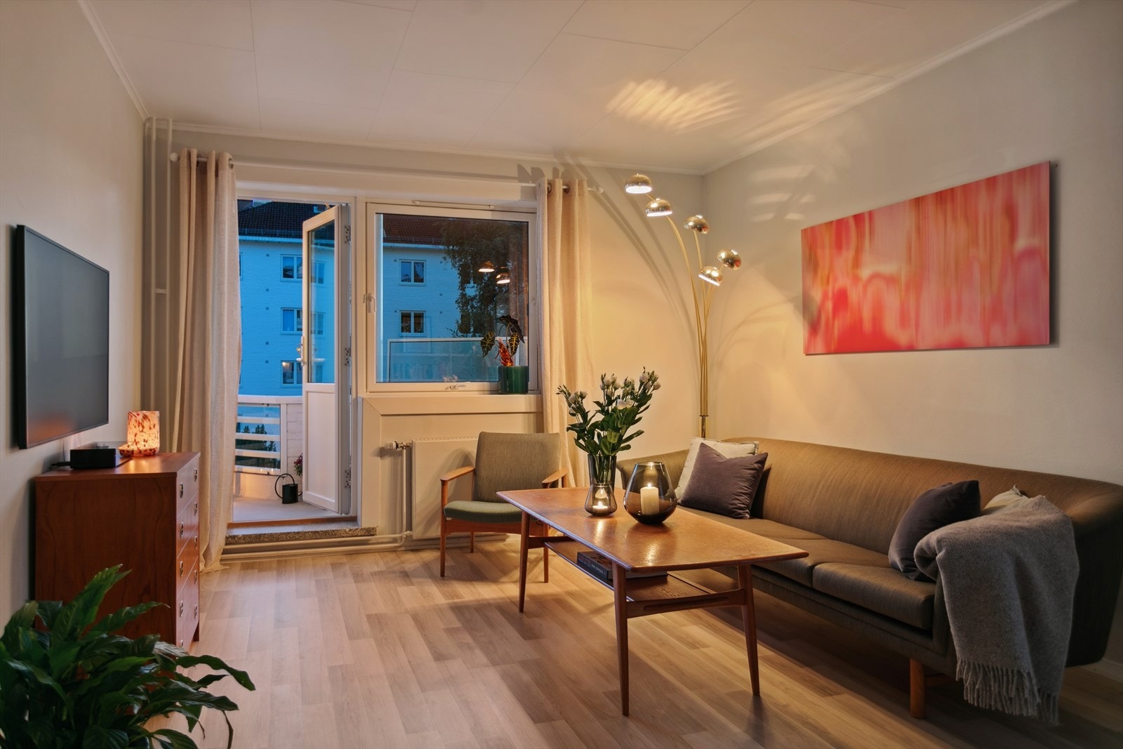 Koselig kveldsstemning i stue. Galleribilde