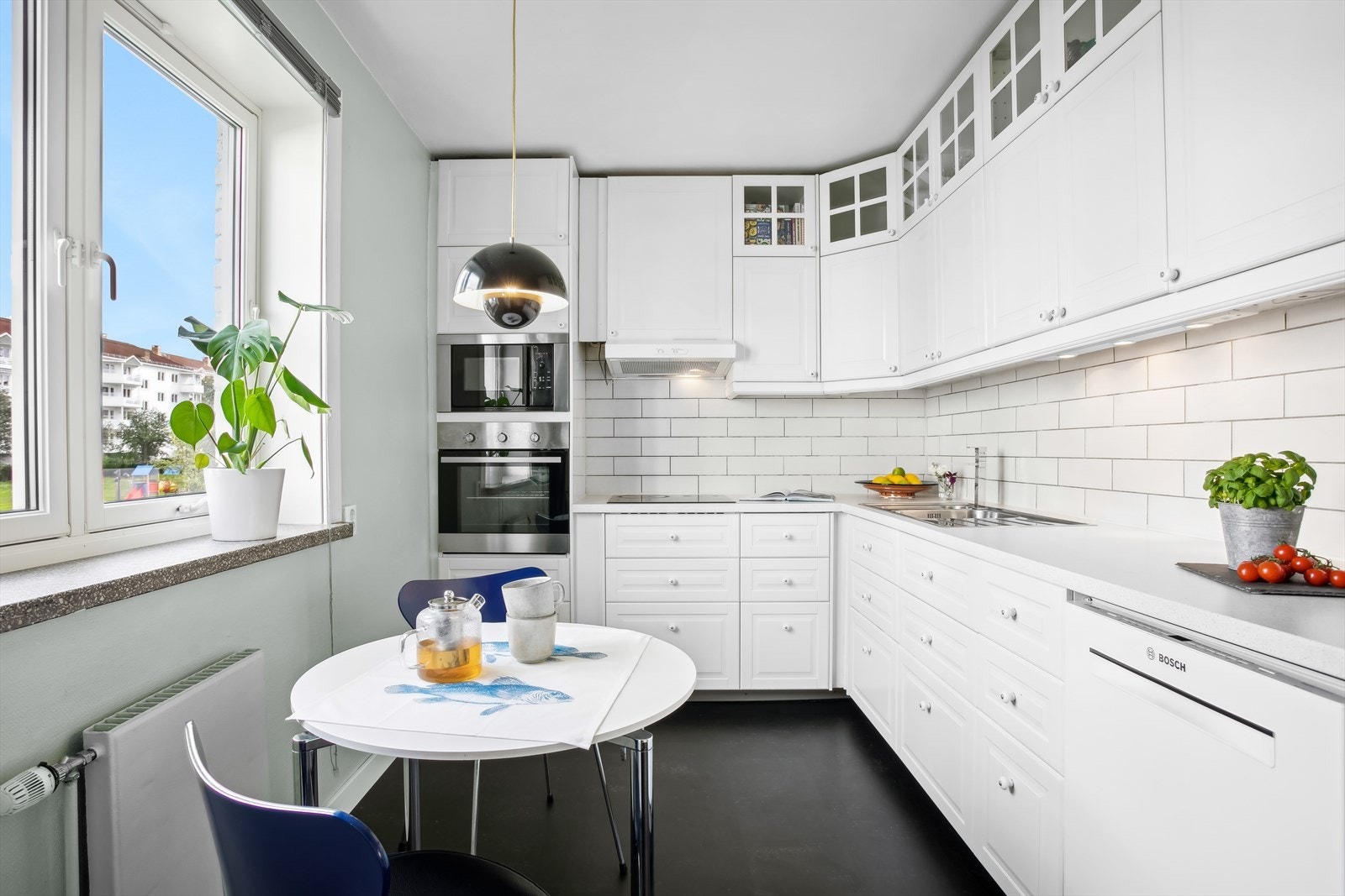 Det er integrerte hvitevarer med platetopp, komfyr og mikrobølgeovn. Forrige eier hadde vaskemaskin koblet opp på kjøkken. Galleribilde