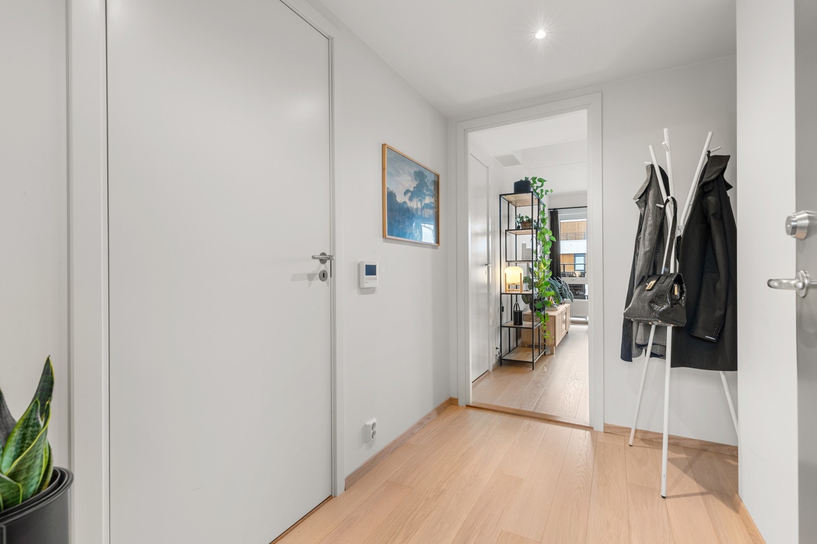 Særdeles innbydende og romslig entré med god plass til skohyller og knaggrekker. Galleribilde