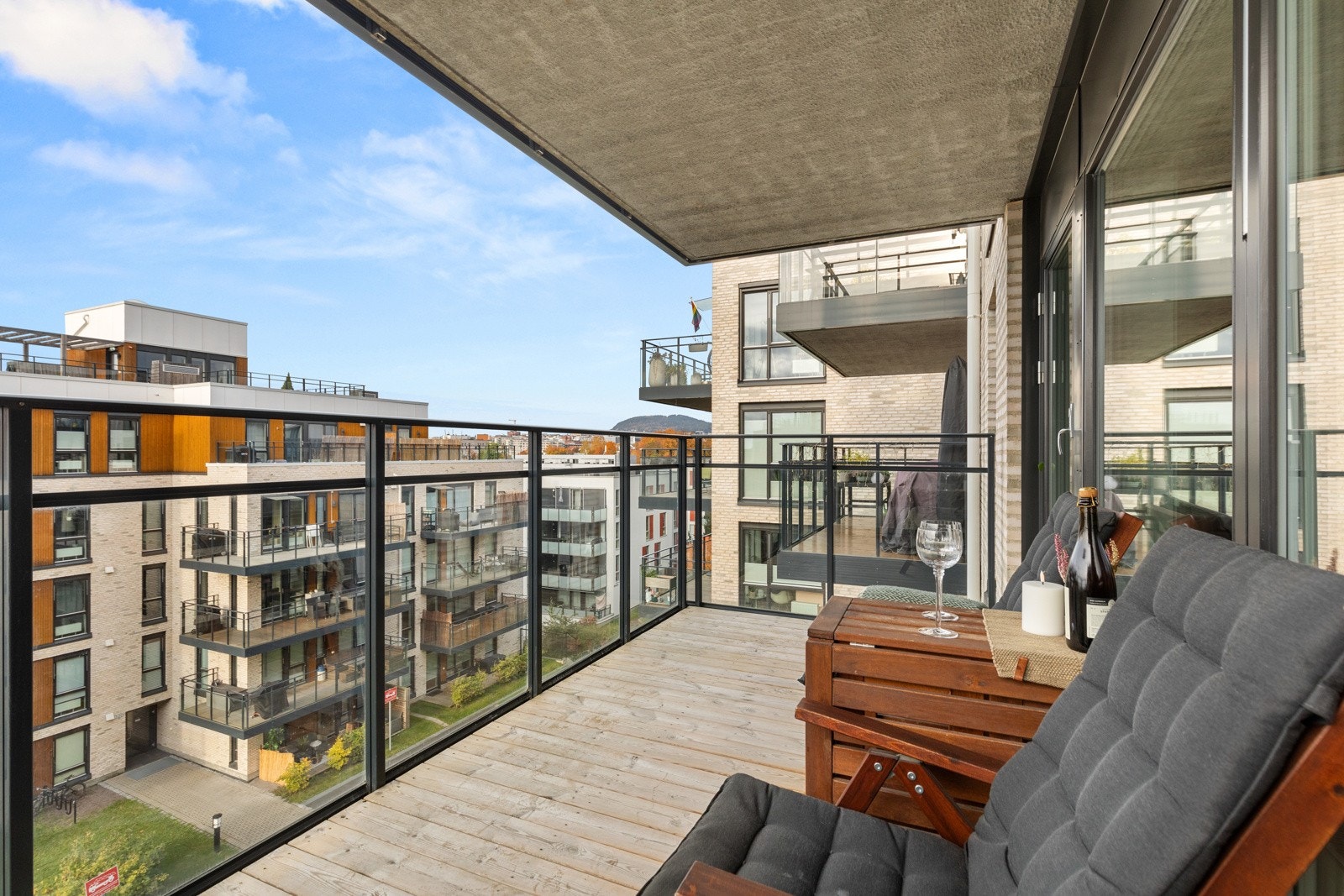 Balkongen er på 9 kvm og vender mot skjermet gårdsrom. Galleribilde