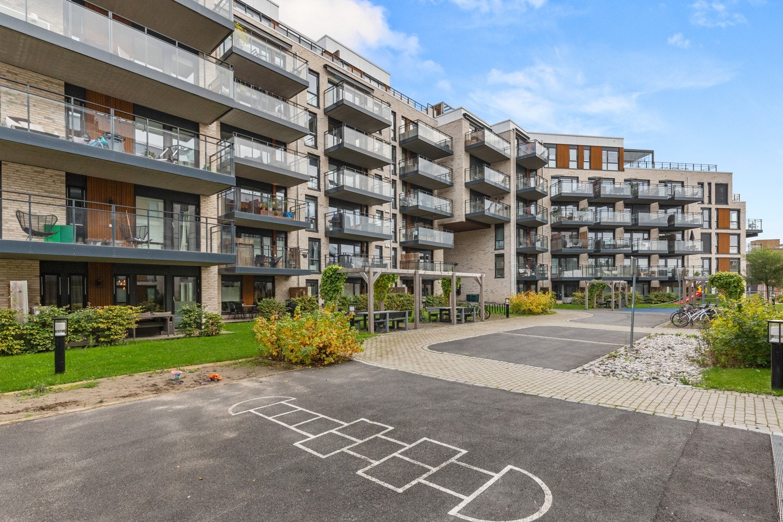 Pent opparbeidet og barnevennlig gårdsrom. Galleribilde