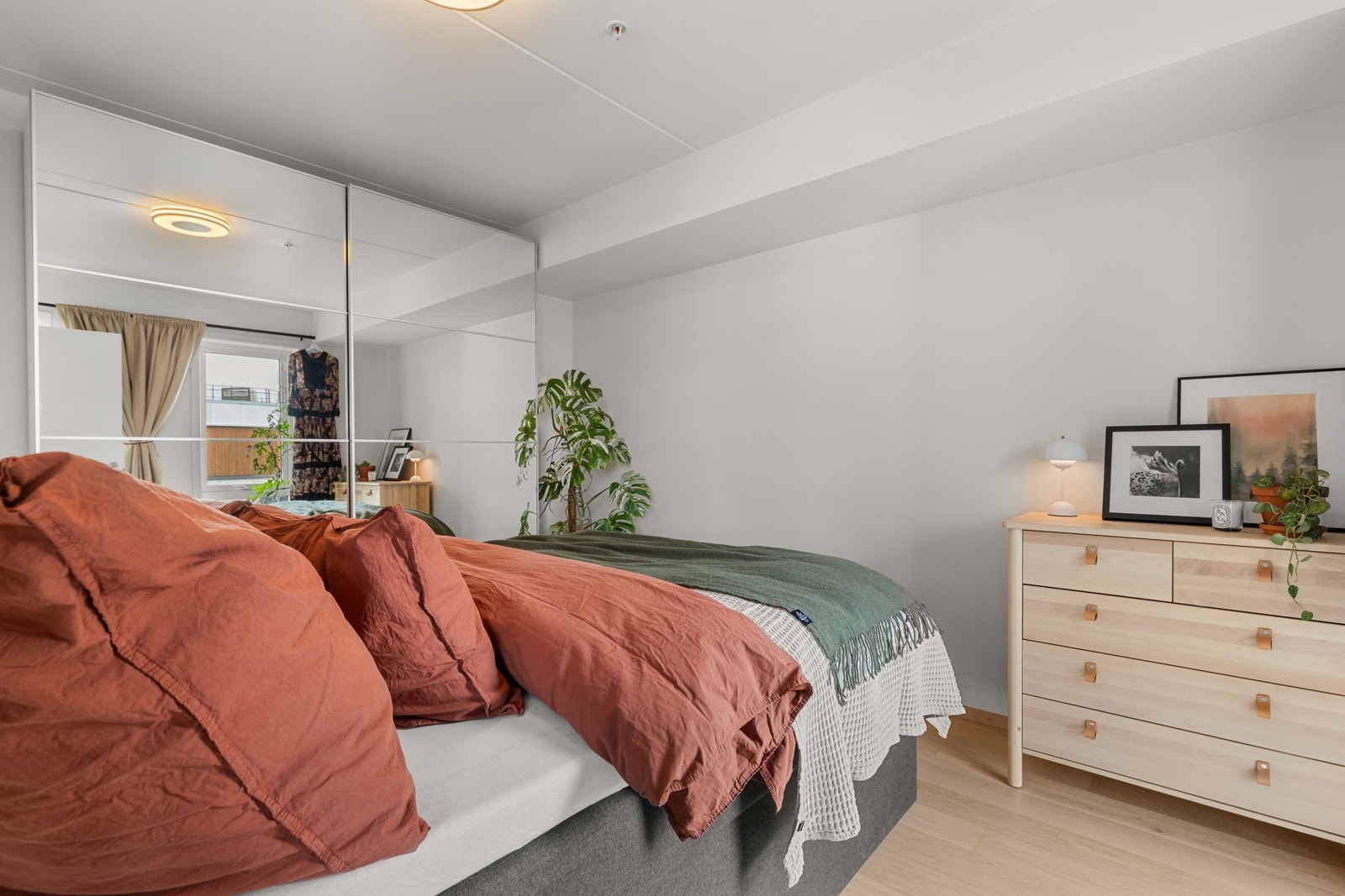 Romslig skyvedørsgarderobe med speilfronter gir god lagringsplass. Galleribilde