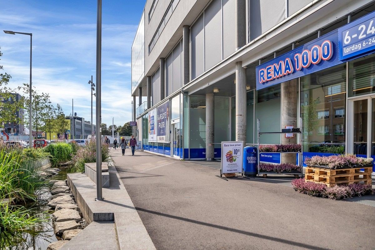 Rikt utvalg matbutikker med Rema 1000, Kiwi, Joker og Coop i nærheten. Galleribilde
