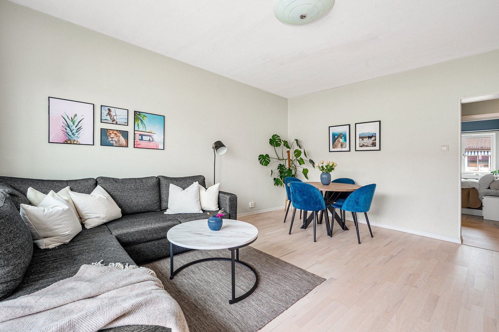 Her er god plass til både sofagruppe og spisebord. Galleribilde
