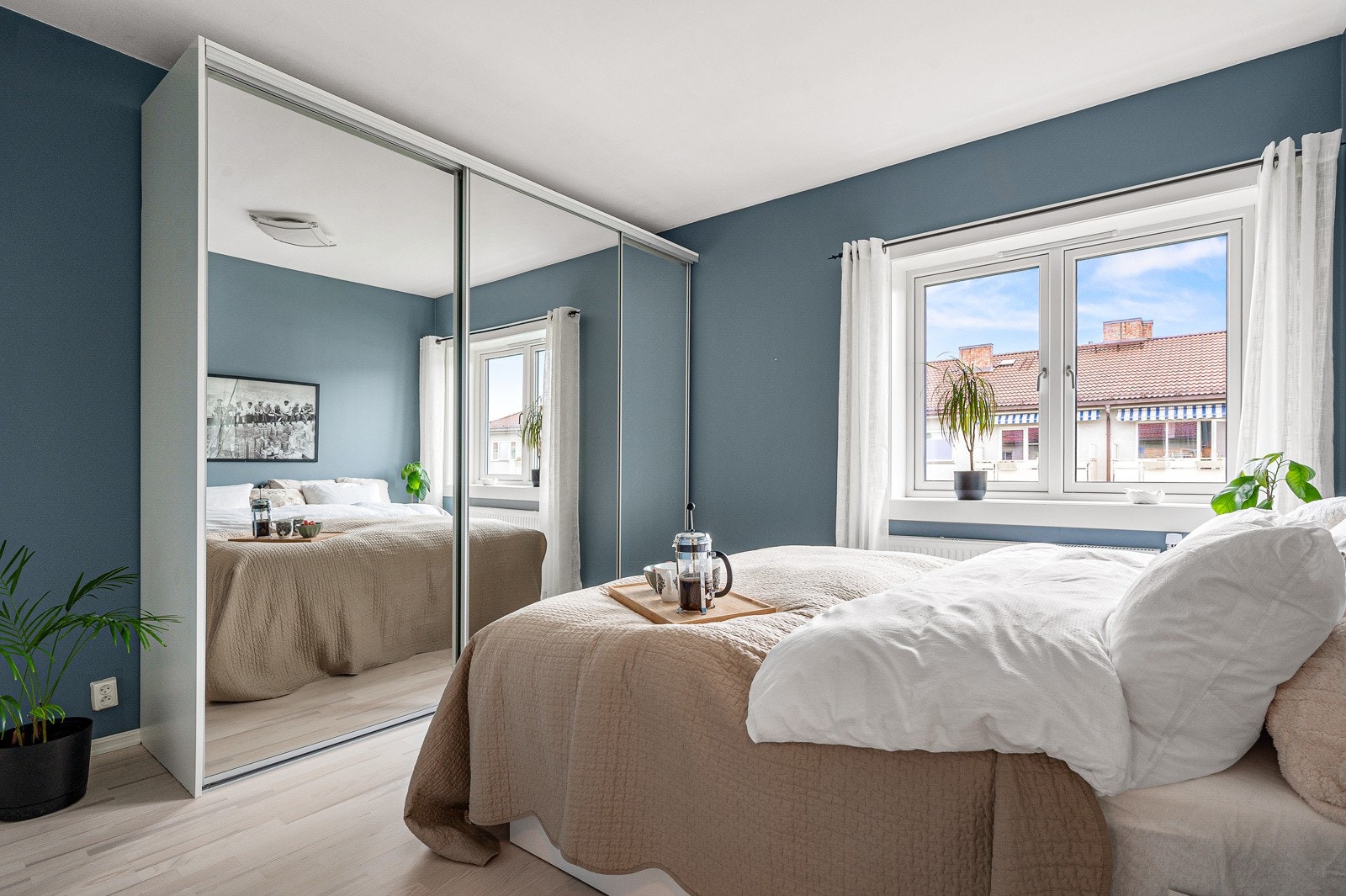 Godt med oppbevaringsplass i stor skyvedørsgarderobe med speilfronter. Galleribilde