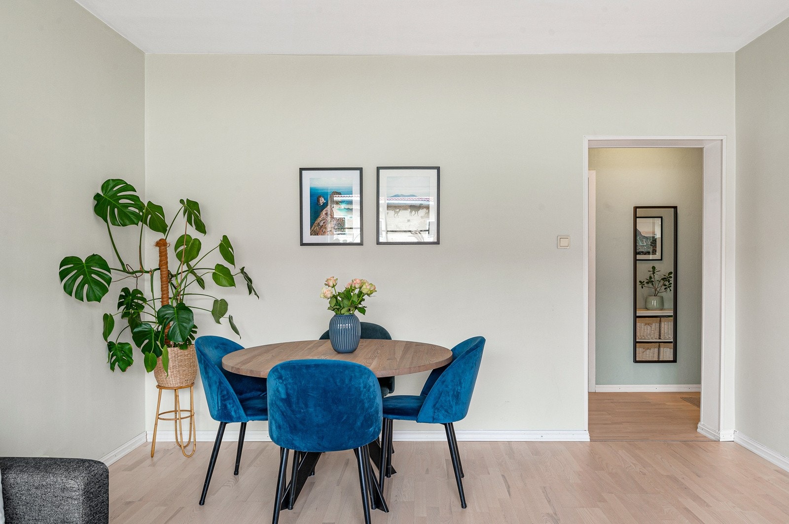 Nåværende eier har innredet stuen med et spisebord med plass til 4 stk. Skulle du ha flere venner eller storfamilien på besøk, har du plass til å sette inn et større spisebord. Galleribilde