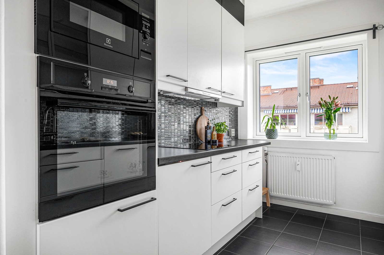 Her får du rikelig med skap- og benkeplass, samt flere fine arbeidsflater. Galleribilde