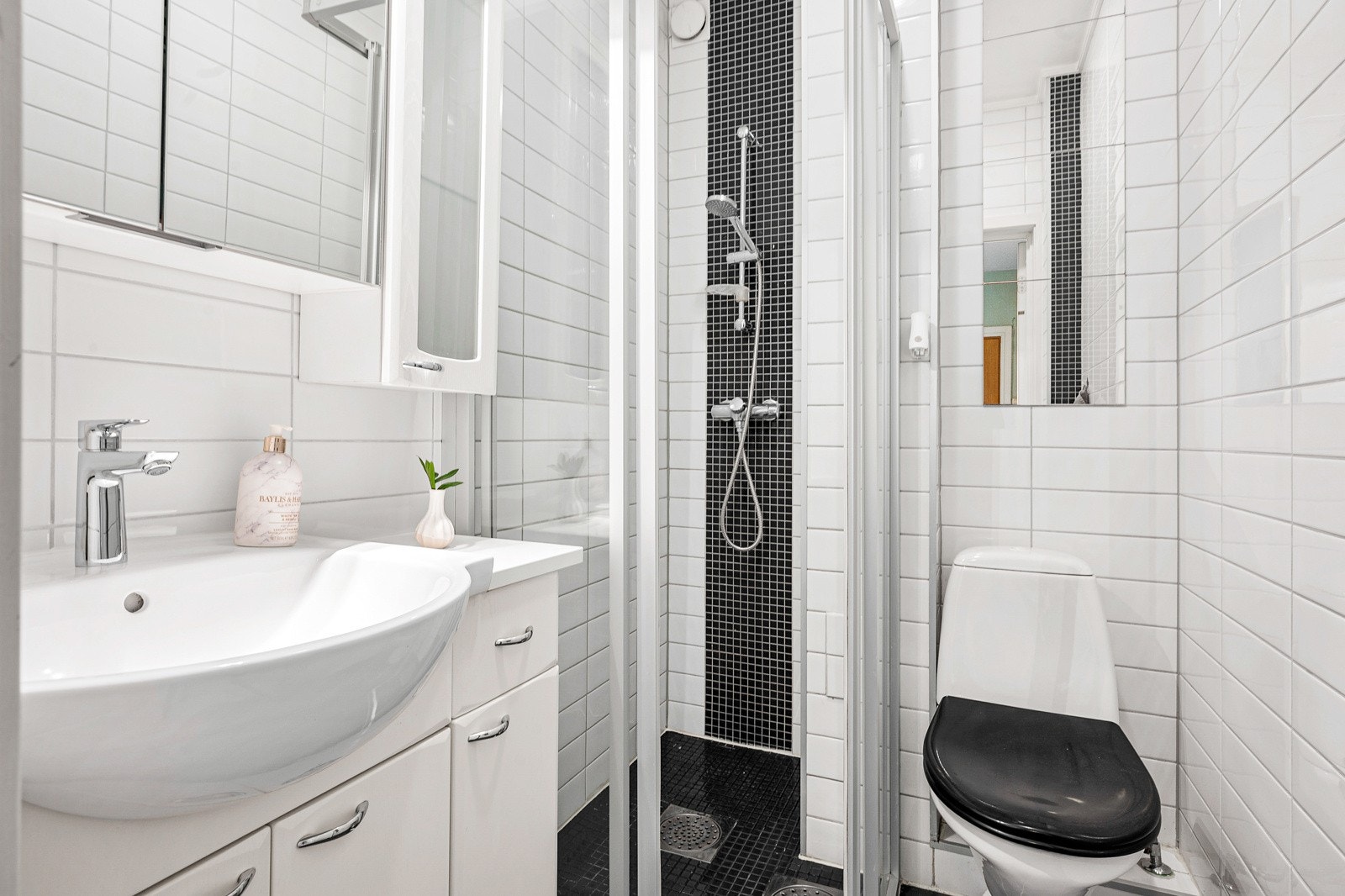 Badet har fliser på gulv og vegger, samt gulvvarme. Galleribilde