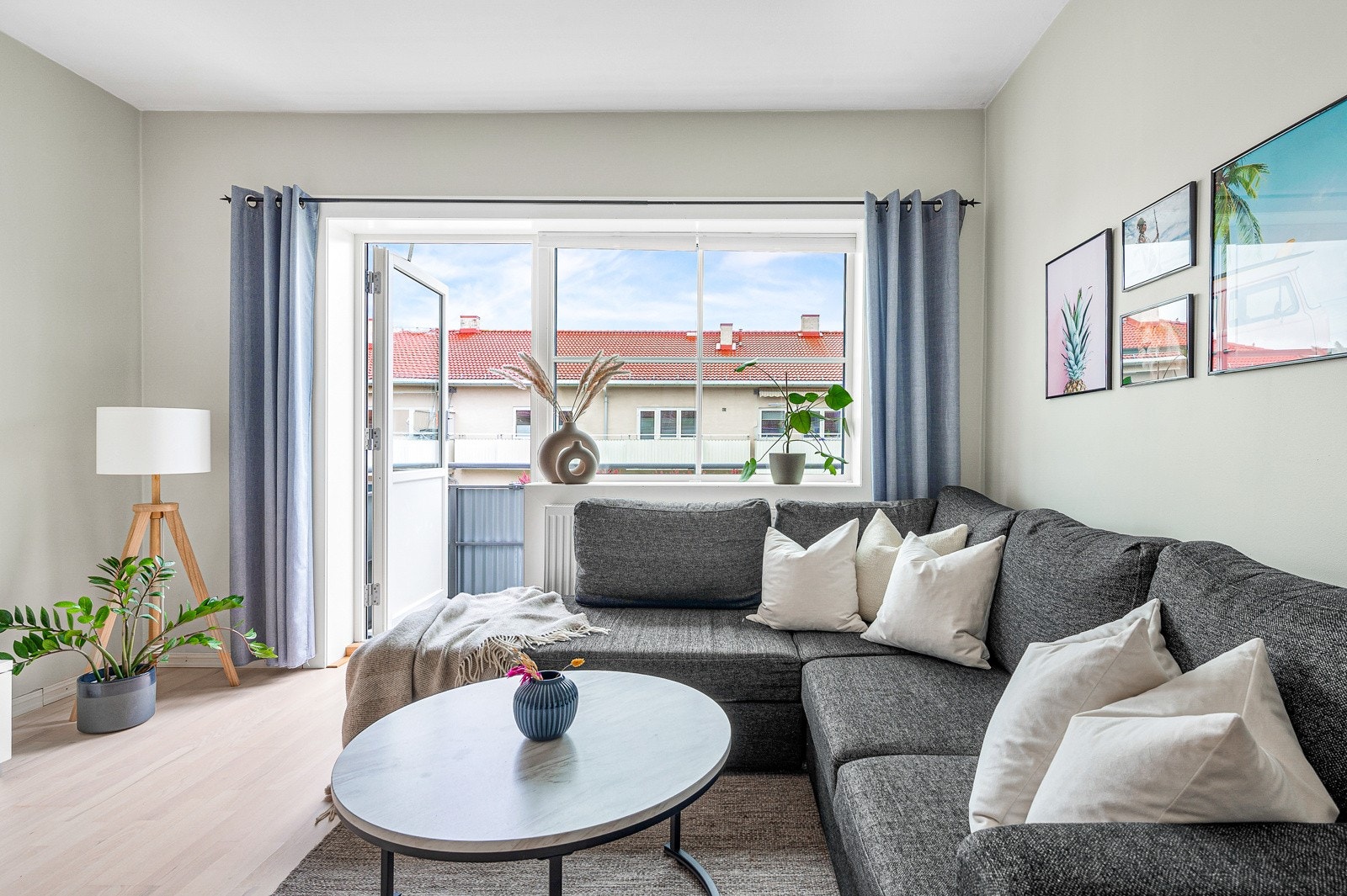 De store vindusflatene slipper inn godt med naturlig lys. Galleribilde
