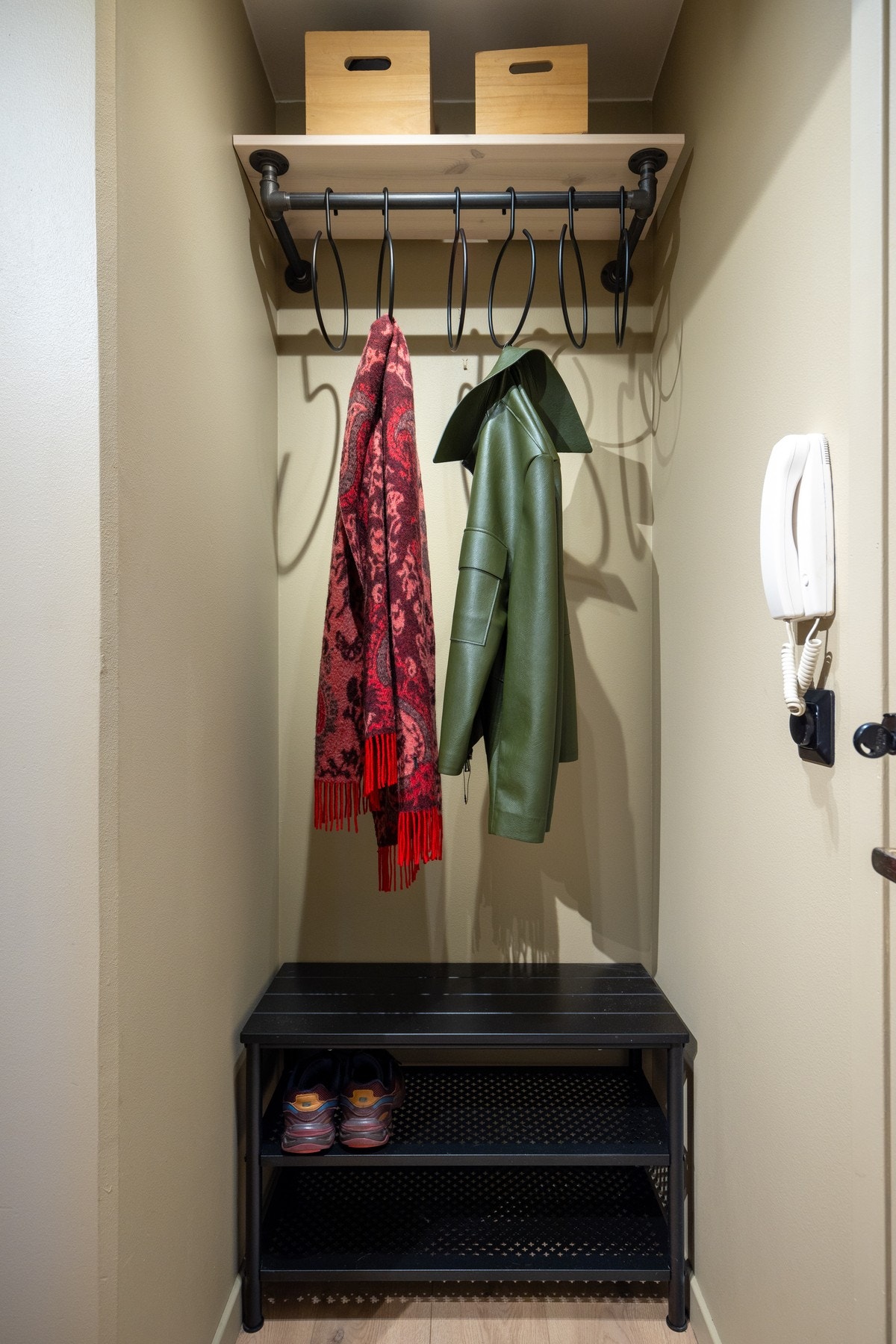 Det er Defigo callinganlegg ved hovedinngangen som gjør at du kan fjernåpne og se hvem som ringer på døren fra mobilen, uansett hvor du er. Galleribilde