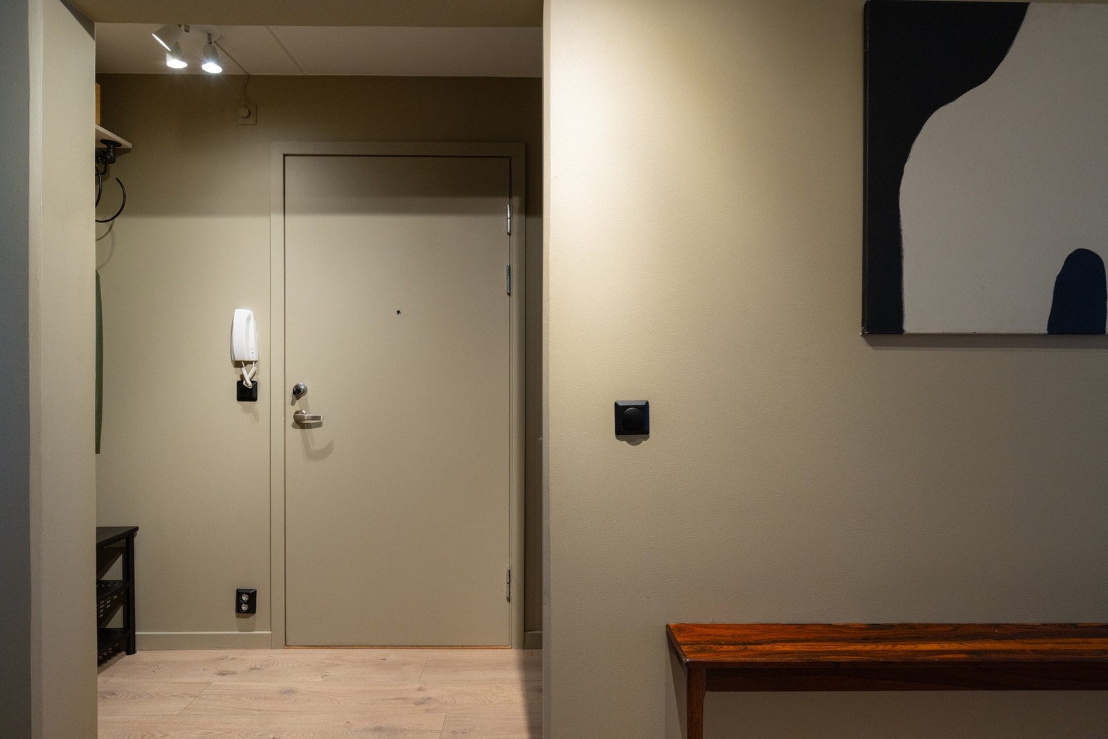 Her møtes du av en fin og naturlig adskilt entré. Her er det mulighet for skyvedørsgarderobe, samt god plass til knaggoppheng, sittebenk, speil mm. Galleribilde