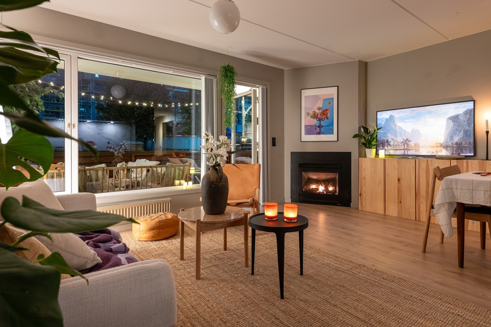 Til glede for de kaldere høst- og vinterdagene har stuen en hyggelig gasspeis plassert i hjørnet av rommet. Gass leveres fra felles anlegg og et a-konto beløp er inkludert i felleskostnadene. Galleribilde