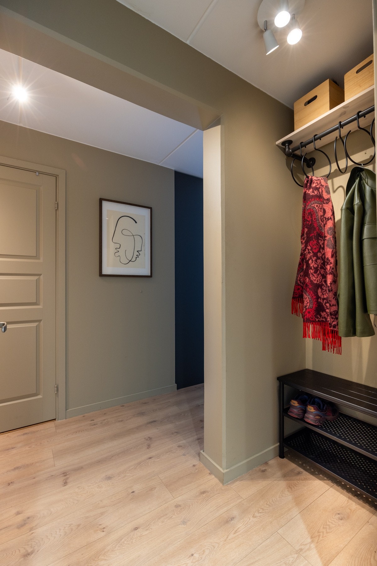 For ekstern lagring medfølger det en kjellerbod på ca. 5 kvm. Den kan brukes til klesoppbevaring året rundt og oppbevaring av det man måtte ønske. Galleribilde