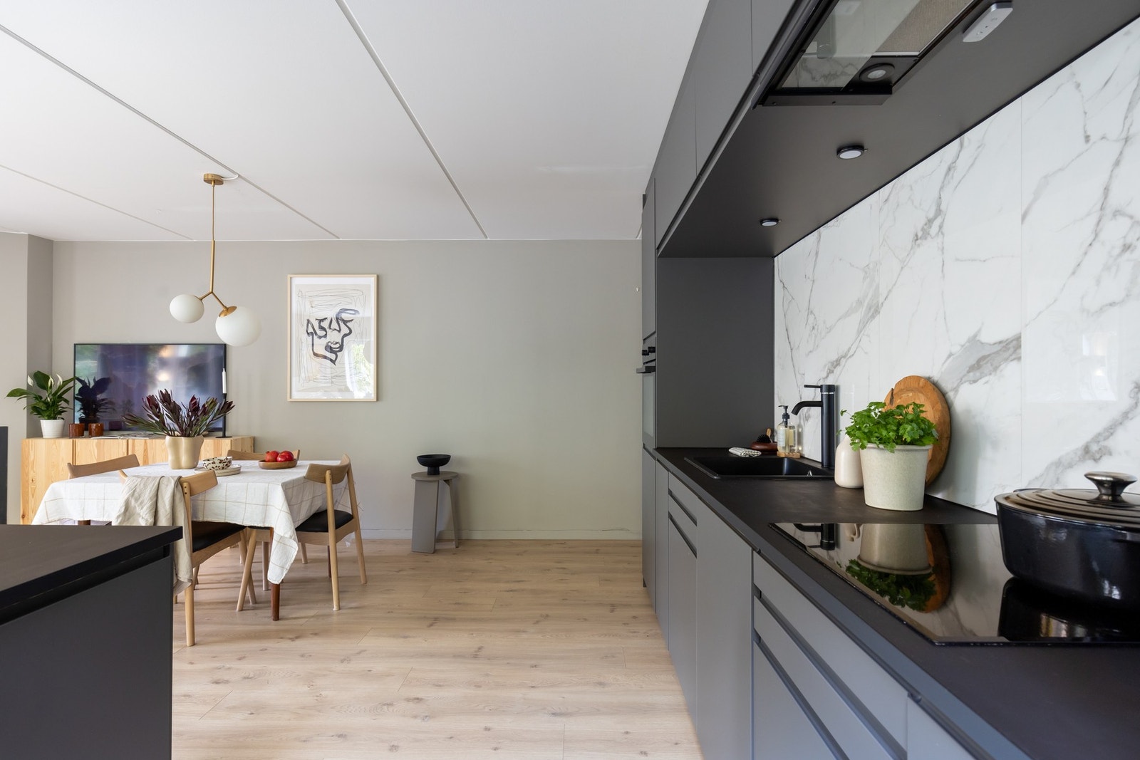 Boligen er holdt i lekre, moderne farger og har et pent laminatgulv fra 2020. Galleribilde