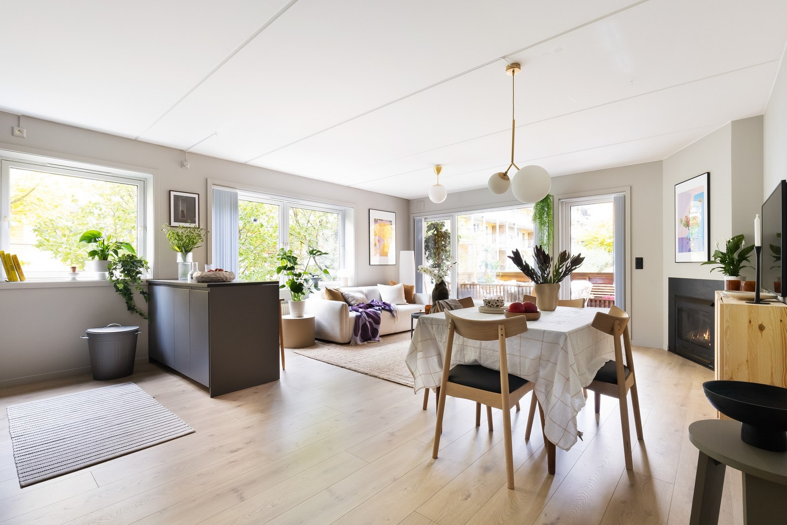 Legg merke til de store vindusflatene som gir rikelig med naturlig lysinnslipp. Galleribilde