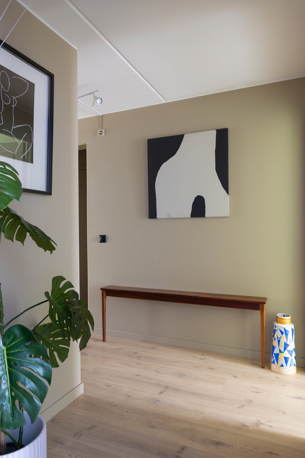 Velkommen inn! Det er enkelt adkomst til leiligheten som ligger på bakkeplan, samt via heis fra garasjeanlegget. Galleribilde