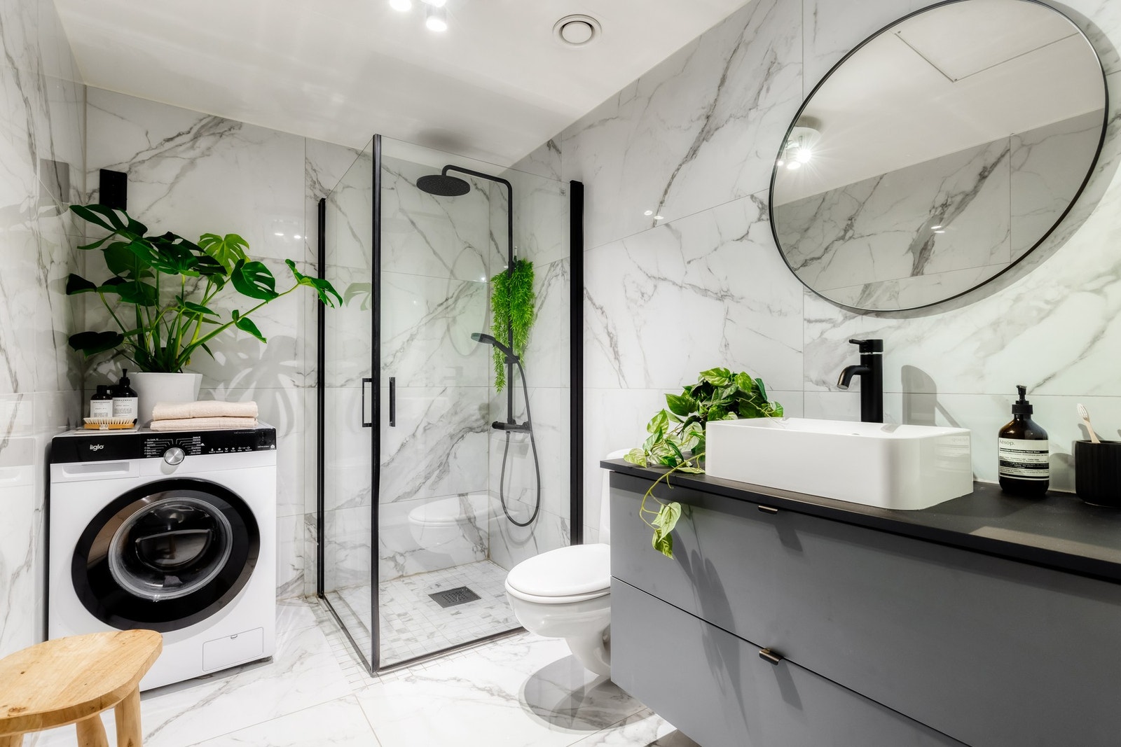 Boligens bad fremstår delikat og stilrent. Det er et romslig bad med god plass til det man måtte ønske. Galleribilde