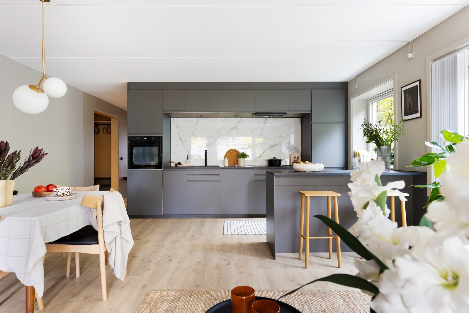 Den åpne kjøkkenløsningen gjør det enkelt å være sosial samtidig som du lager dagens måltider. Galleribilde