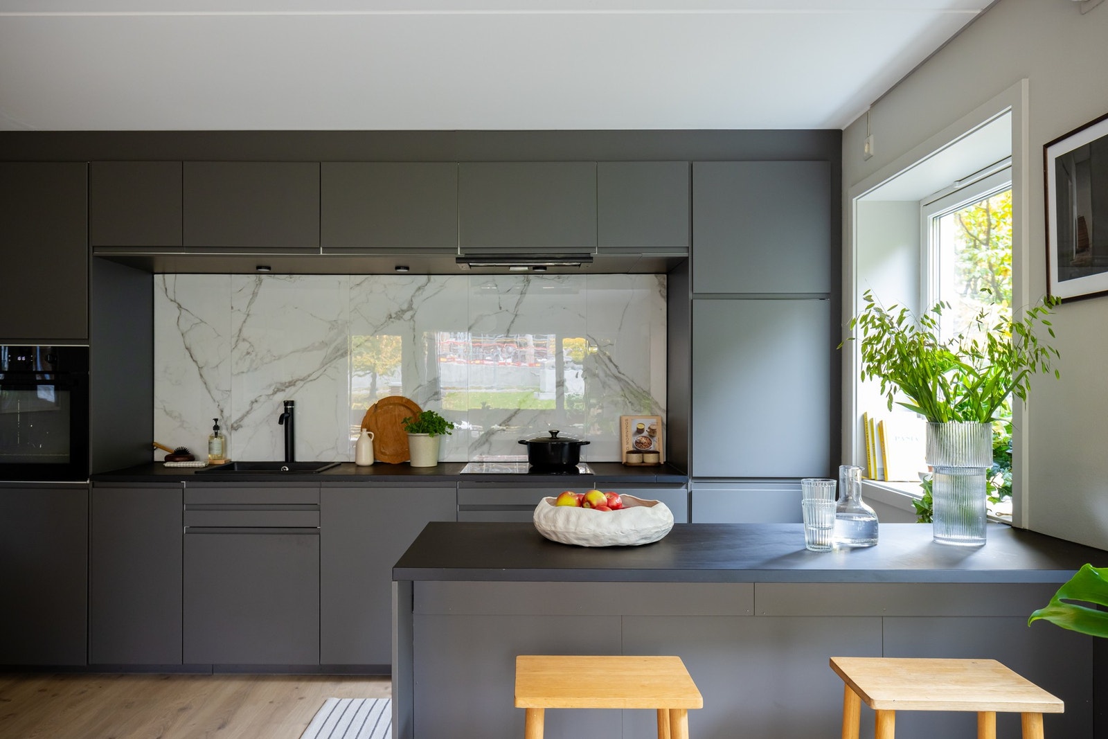 Kjøkkenet er godt utnyttet med mye skap og benkeplass. Galleribilde