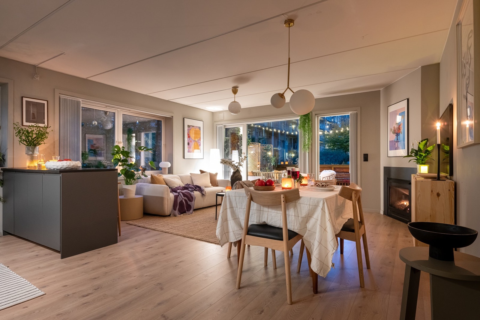 Her er det plass til sofa med lounge løsning eller større sofa med tilhørende møblement. Galleribilde