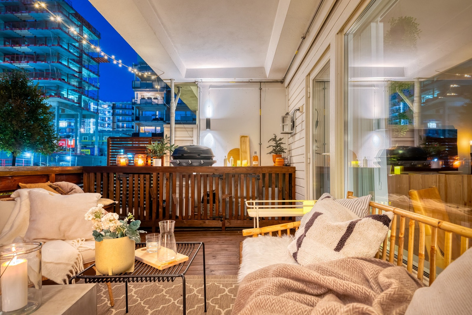 Her er det blant annet plassbygde plantekasser og benk med integrert gassgrill. Galleribilde