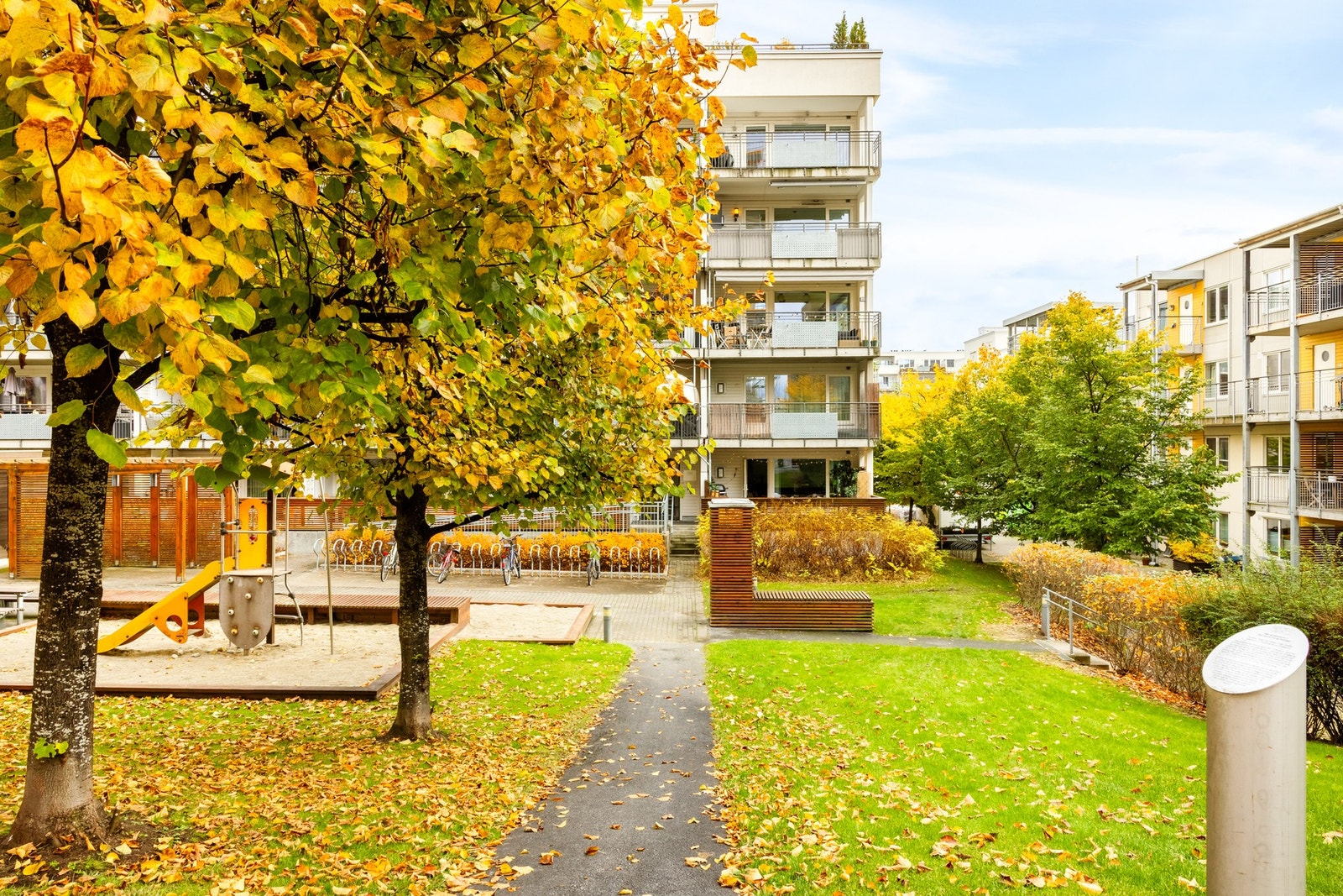 Sameiet grenser til parker og lekeplasser i hver himmelretning. Lille Løren park ferdigstilles i disse dager, og fra denne leiligheten er det direkte utsyn til 3 av lekeplassene. Galleribilde