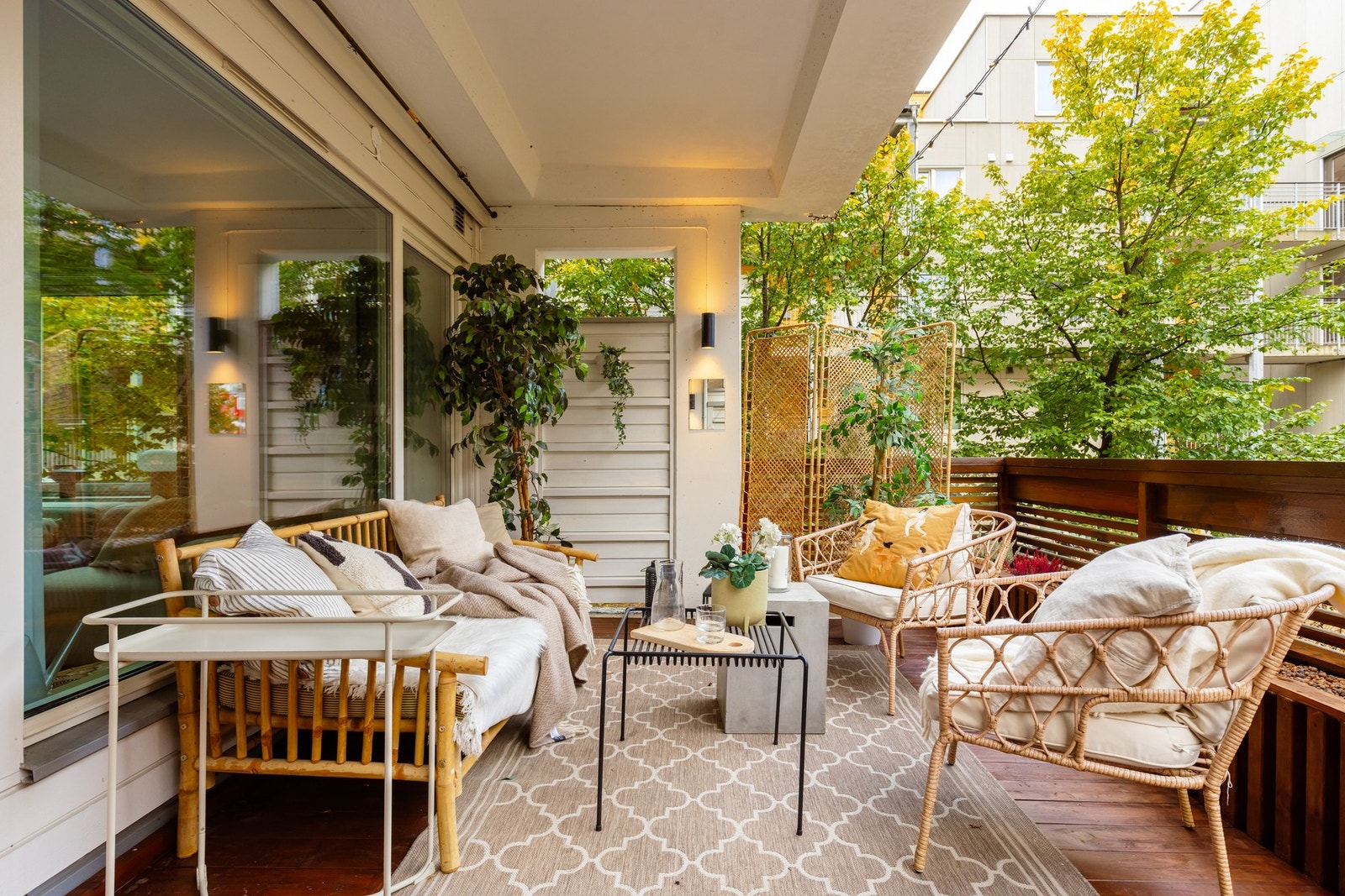 Dette uteområdet er en drøm for hage- og grillentusiaster, med en flott markterrasse som inkluderer plassbygde plantekasser, sittebenk og et utekjøkken. Galleribilde