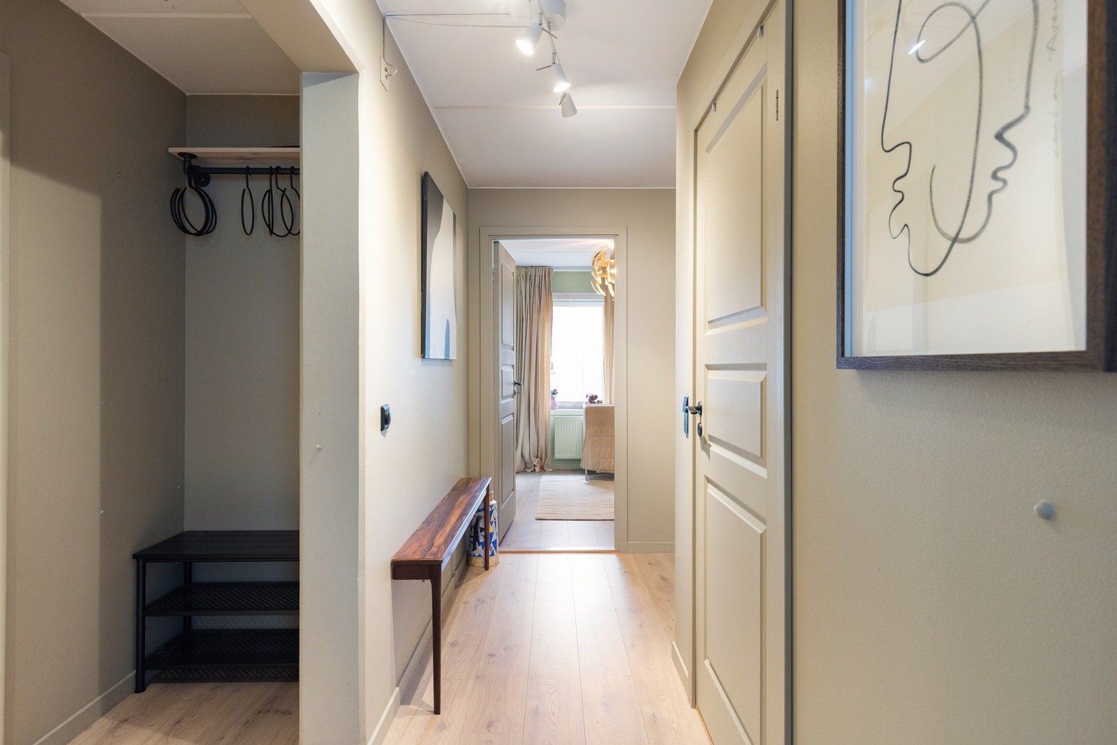 Leiligheten er gjennomgående og man får med det godt med lysinnslipp fra begge sider. Galleribilde