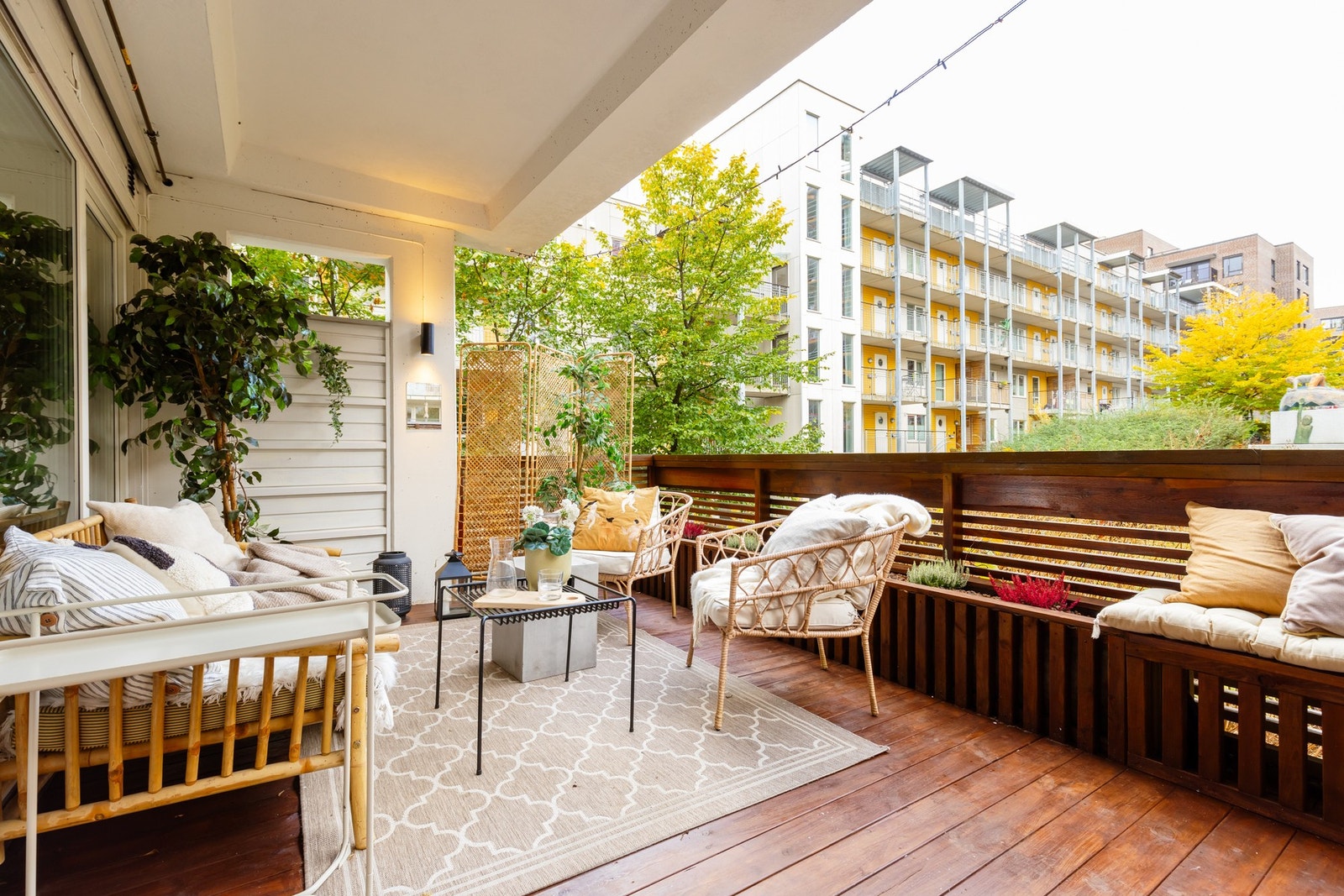 Marketerrassen er nylig beiset, og klar for ny eier. Galleribilde