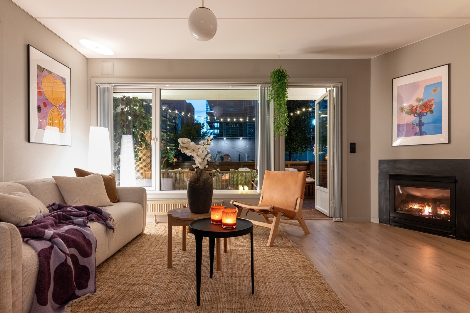 Videre inn til boligens oppholdsrom. Stuen og kjøkkenet ligger i en åpen løsning, dette kombinert med de store vindusflatene gir et sosialt og luftig allrom. Galleribilde